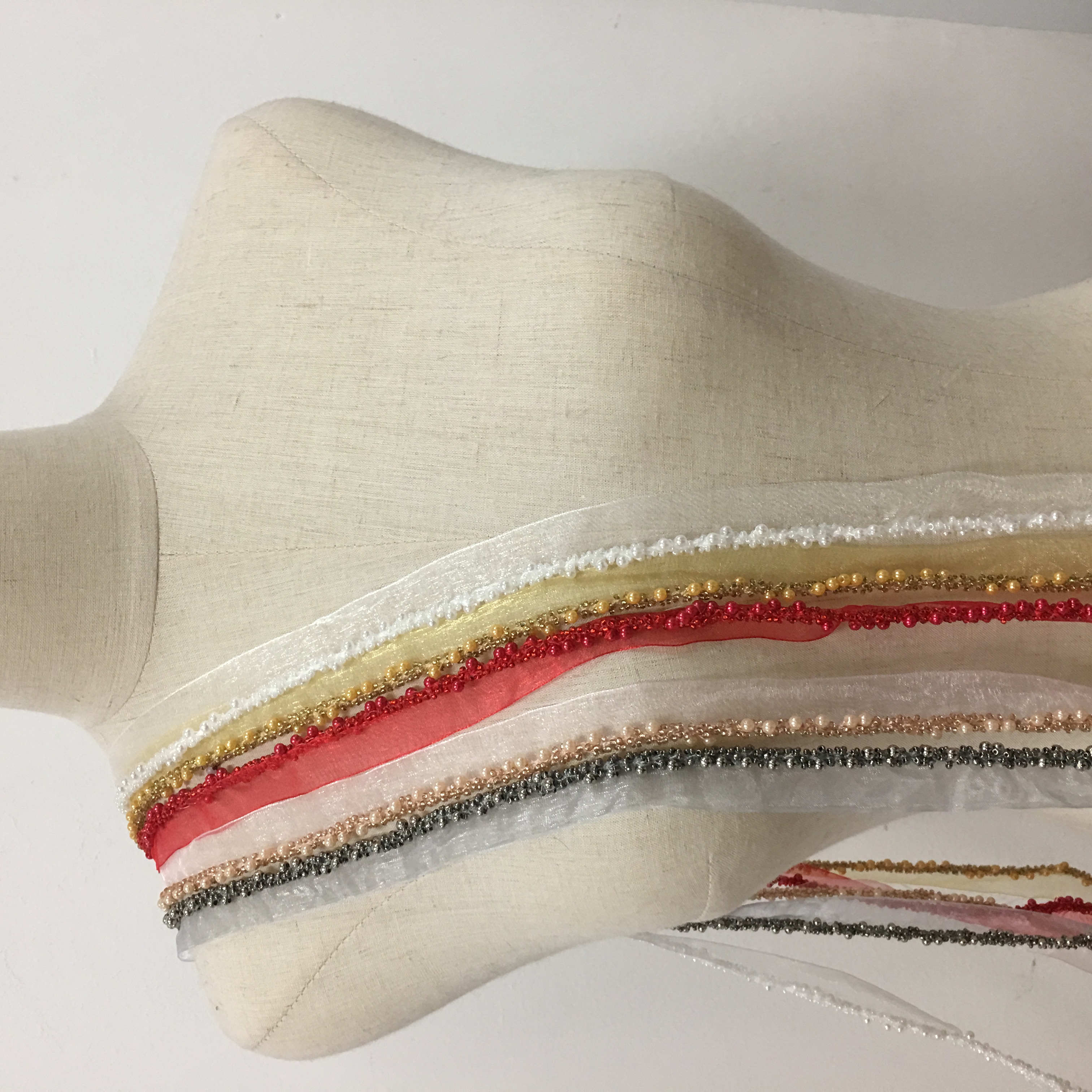 The auxiliary materials are nailed with pearl flower borders, colorful bubble large bead mesh and pearl lace