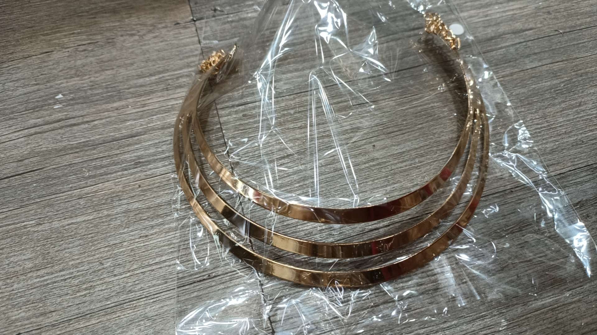 Golden fashion and trendy necklaces: The essence of fashion on your fingertips