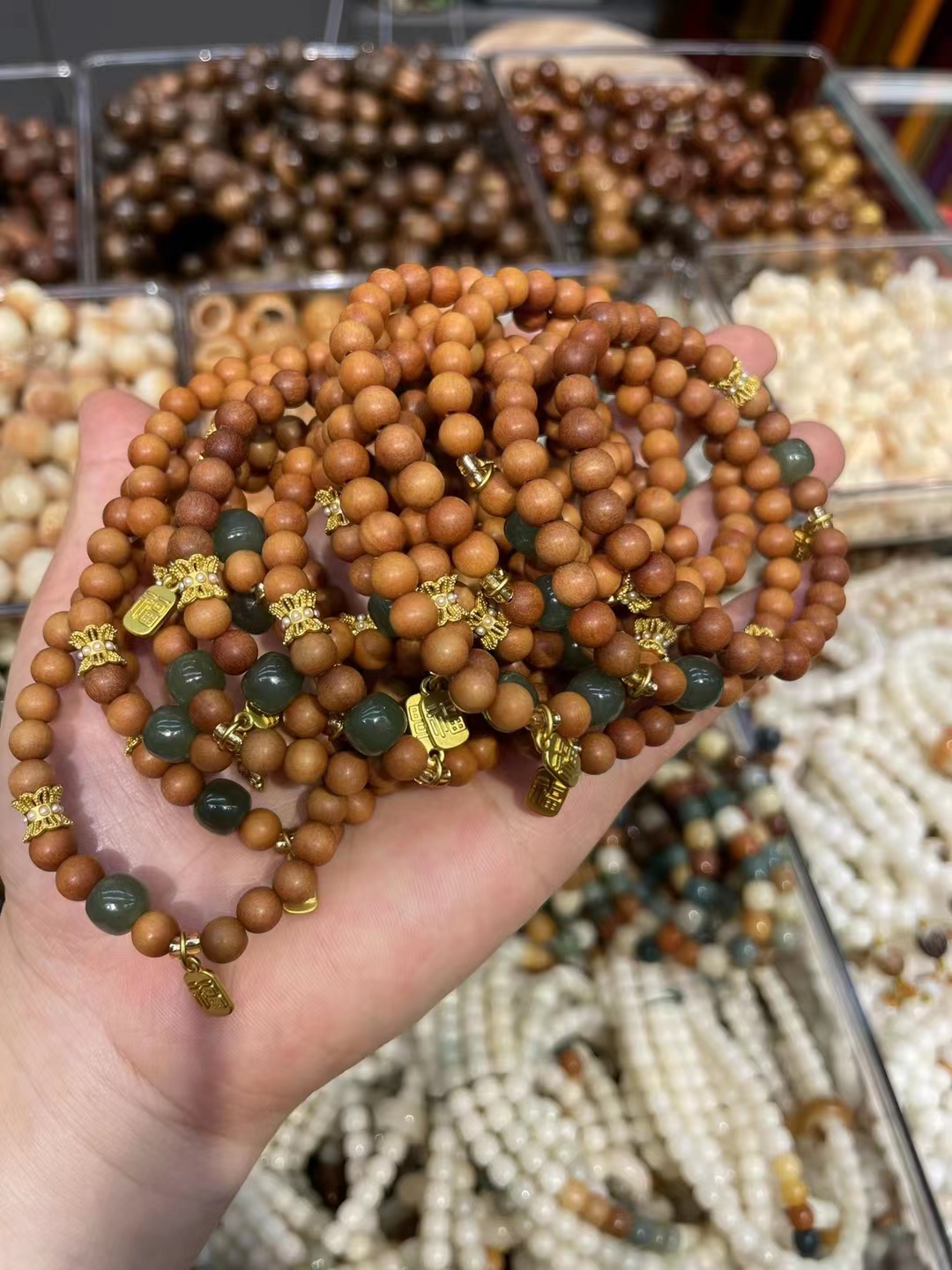 New arrivals in the store: A wide variety of Barbie scented beads and Hetian jade accessories, complete in style. Quality guaranteed by our long-established store details Picture