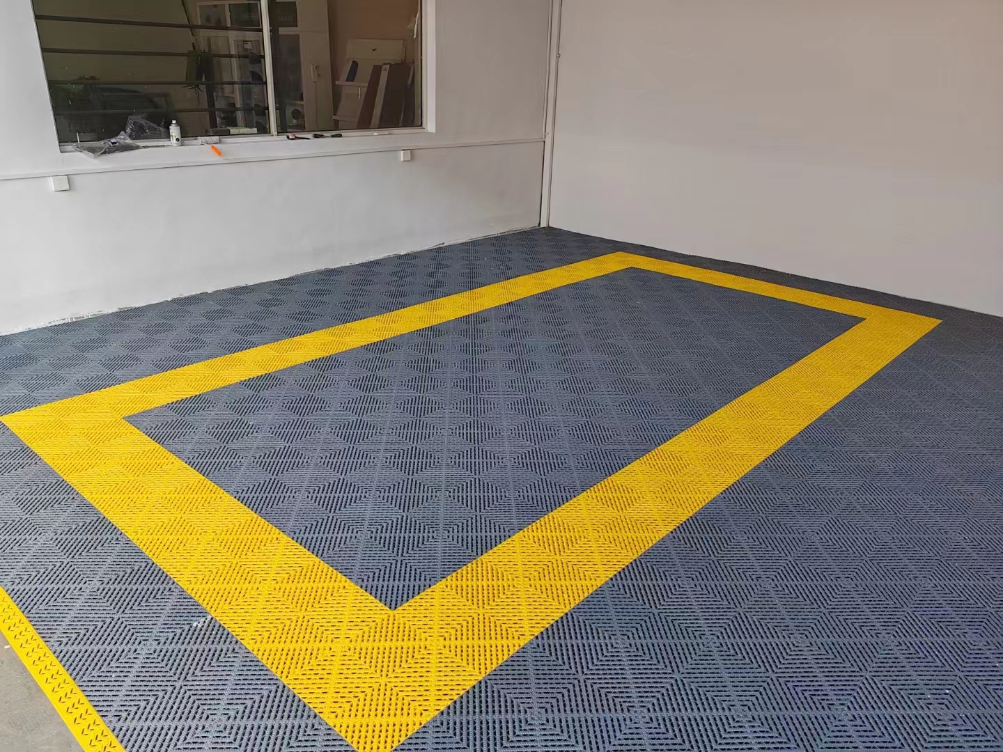 Car wash floor grating, drainage and leakage floor mat, plastic spliced grid board, plastic grid floor mat, moisture-proof board, ground grid board, car wash floor, basketball floor Application Scenario