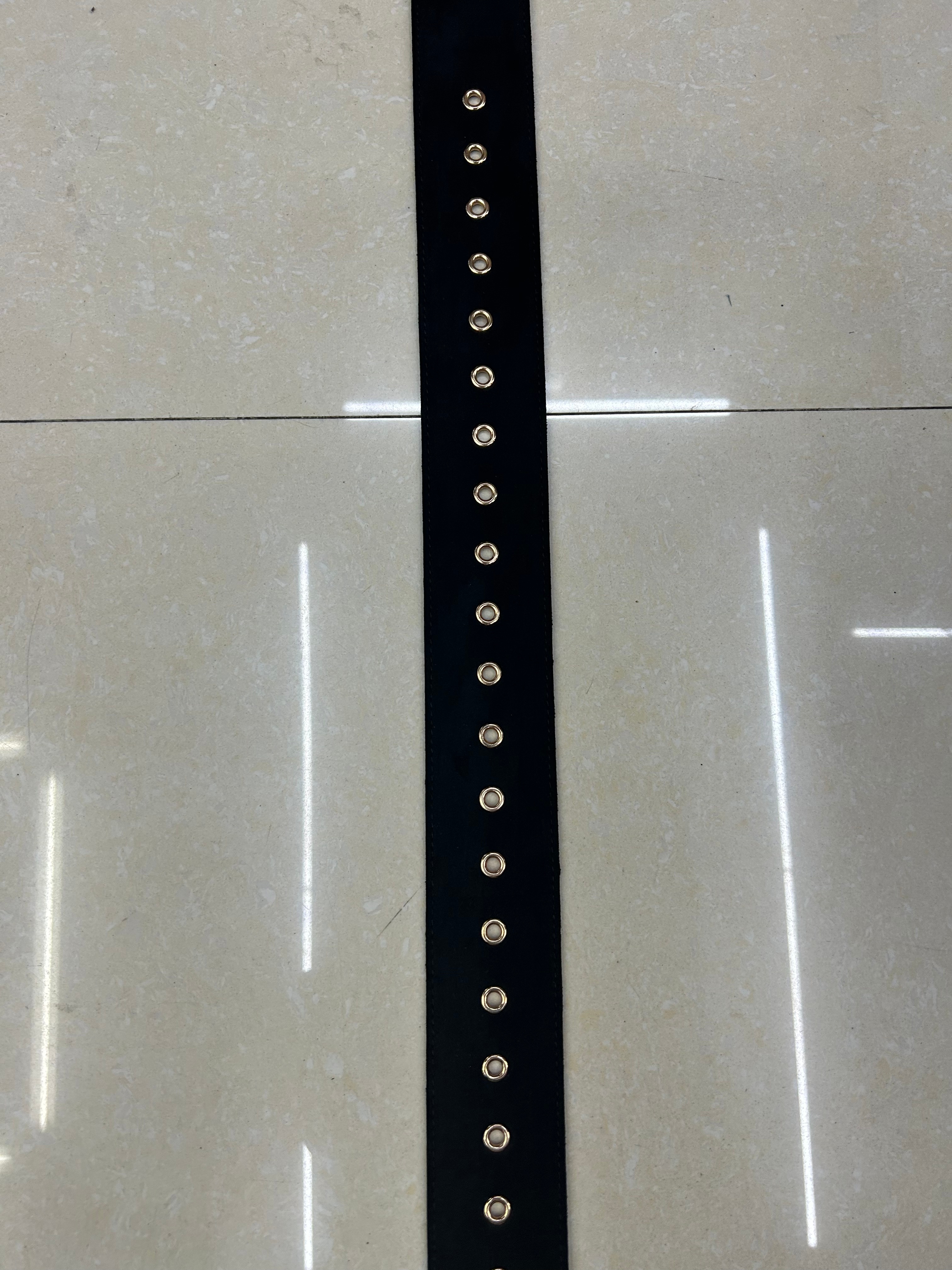 The new waistband for women pairs well with the new belt, which is fashionable and versatile. It features a black woven elastic wide belt for summer dress and a cinched waist belt details Picture