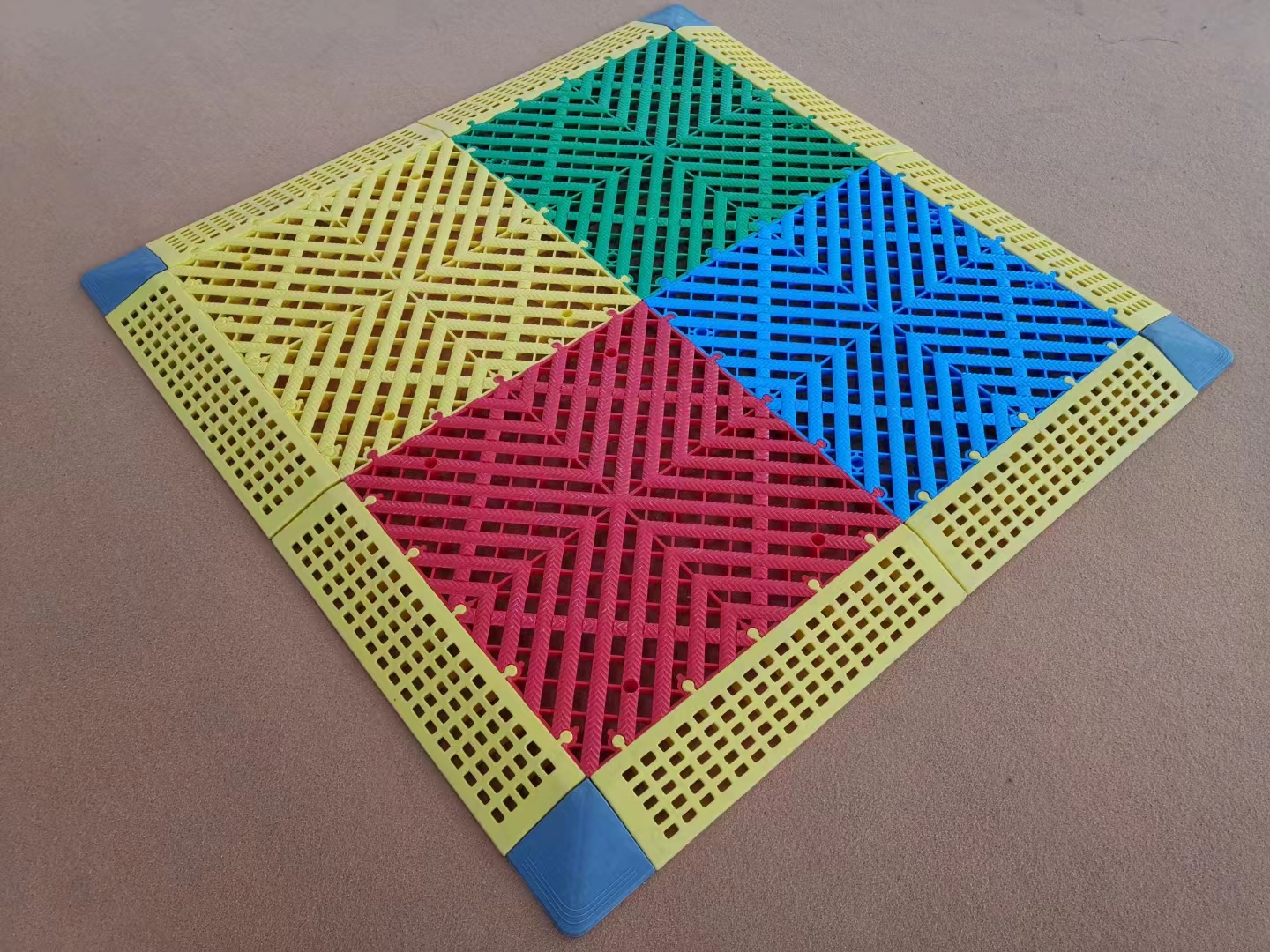 Car wash floor grating, drainage and leakage floor mat, plastic spliced grid board, plastic grid floor mat, moisture-proof board, ground grid board, car wash floor, basketball floor Application Scenario