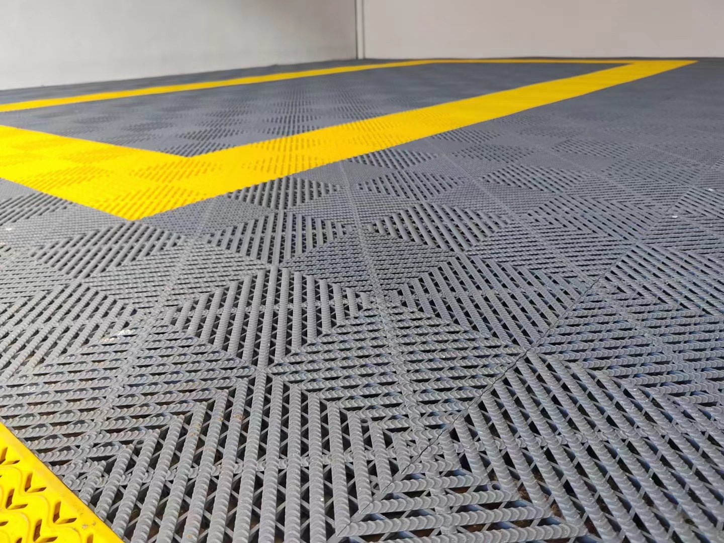 Car wash floor grating, drainage and leakage floor mat, plastic spliced grid board, plastic grid floor mat, moisture-proof board, ground grid board, car wash floor, basketball floor Item Picture