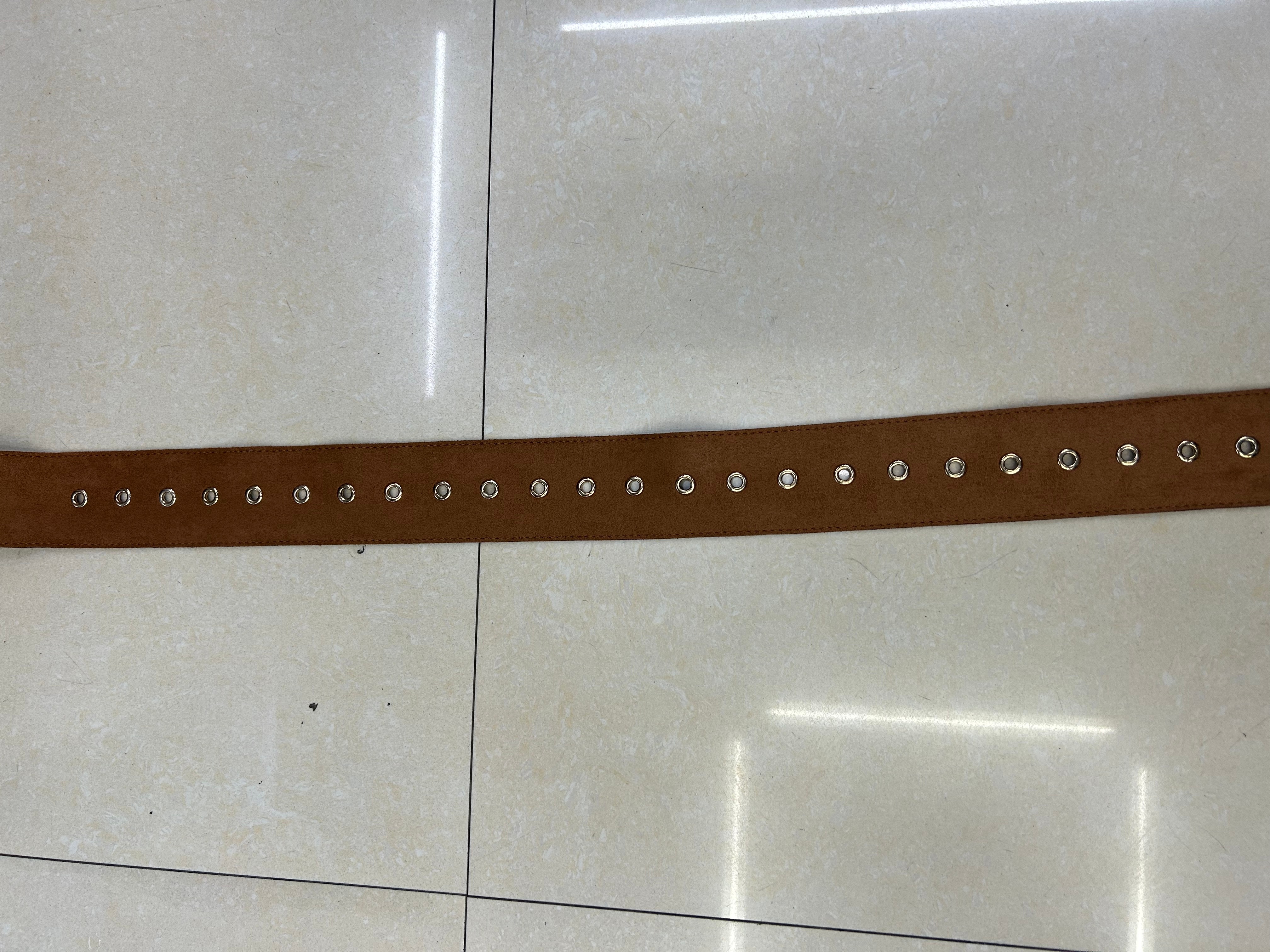 A fashionable and versatile grey woven wide belt for women's outerwear, summer dress with a cinched waist belt, 2023 style details Picture