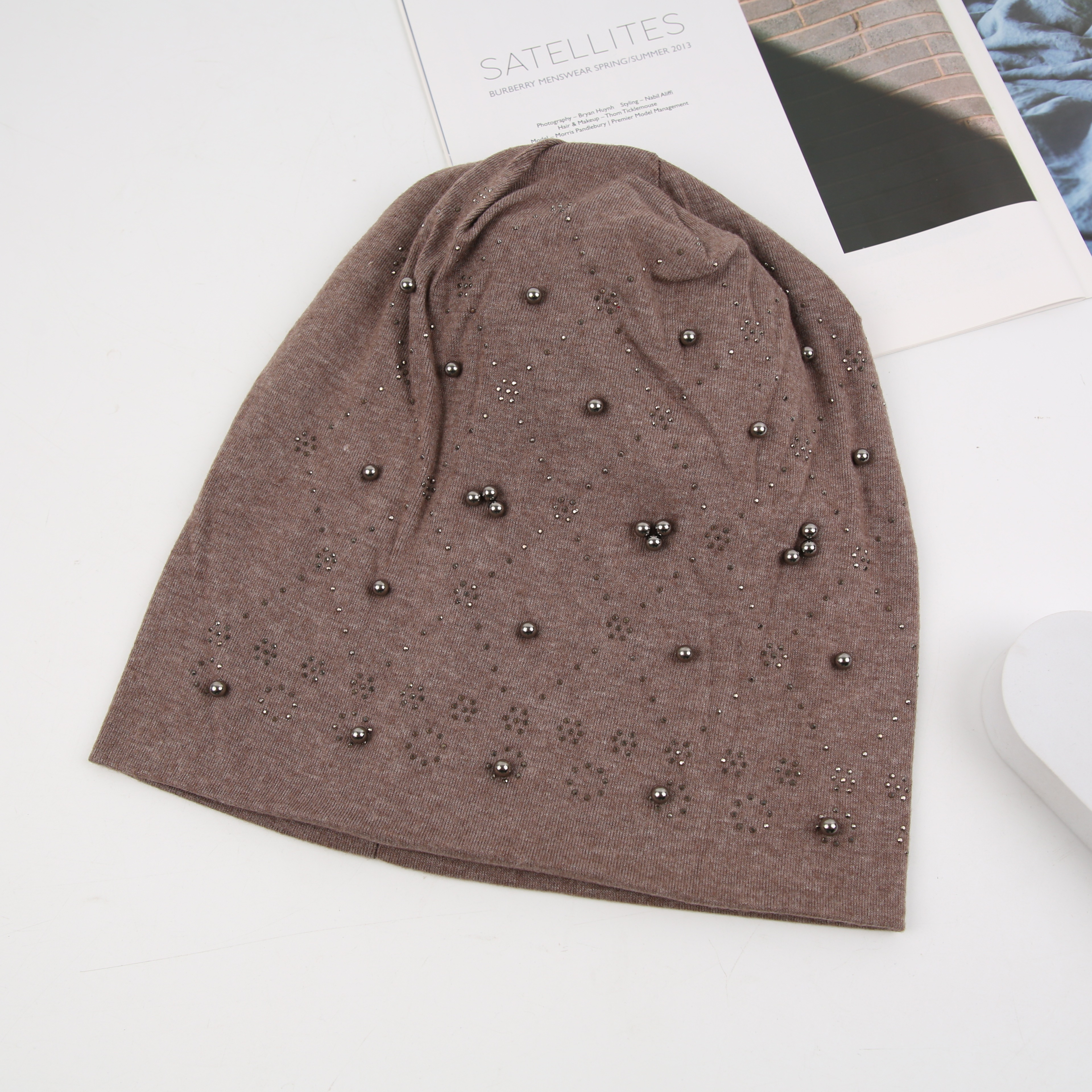 Black pile cap for women, spring and autumn, Japanese-style knitted postpartum cap, fashionable headscarf, versatile, internet-famous, rolled-up cold cap, winter pearl details Picture