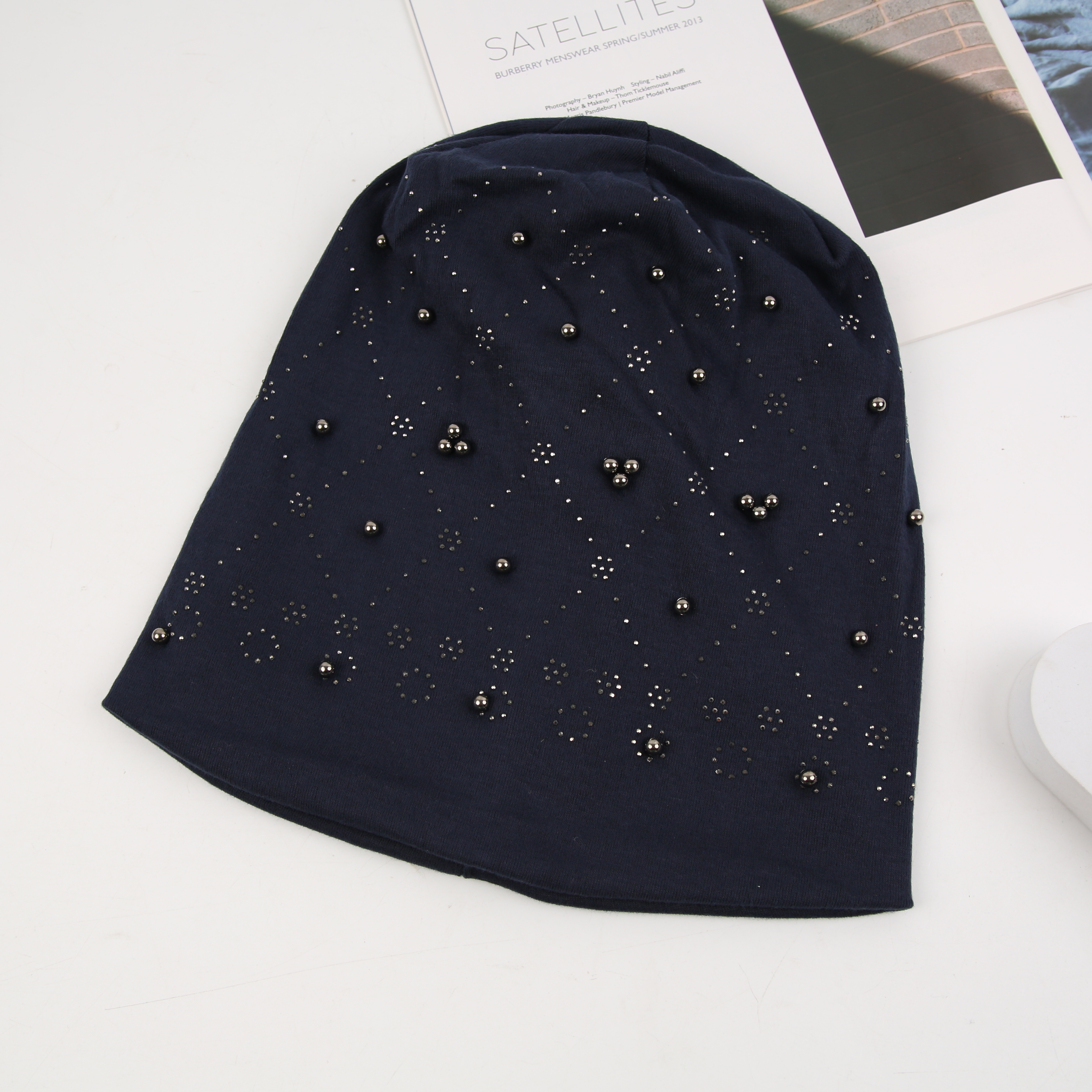 Black pile cap for women, spring and autumn, Japanese-style knitted postpartum cap, fashionable headscarf, versatile, internet-famous, rolled-up cold cap, winter pearl Application Scenario