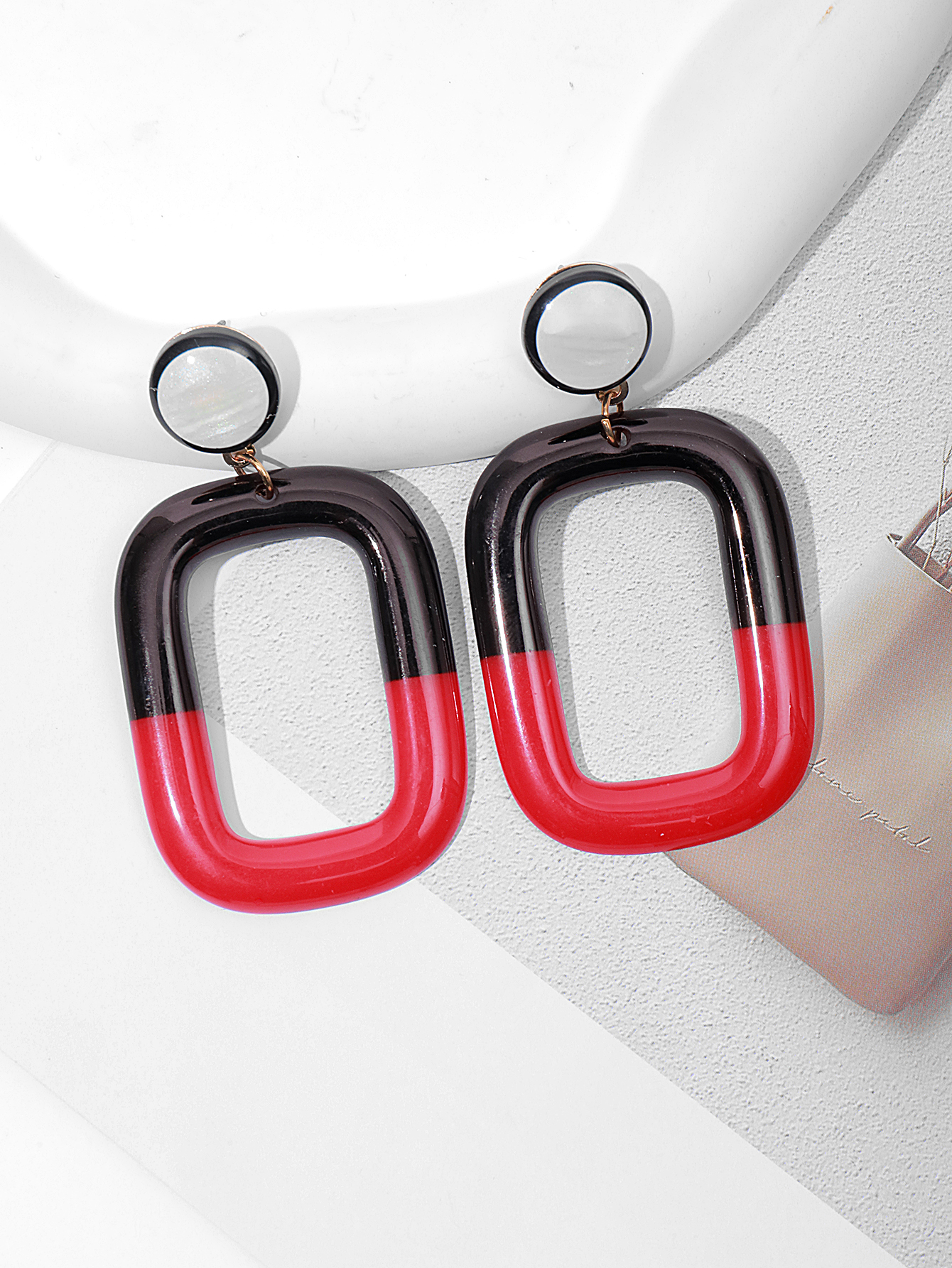 Fresh and sweet Hong Kong-style rectangular acrylic acetate sheet earrings, geometric metal oil-dropping stud earrings