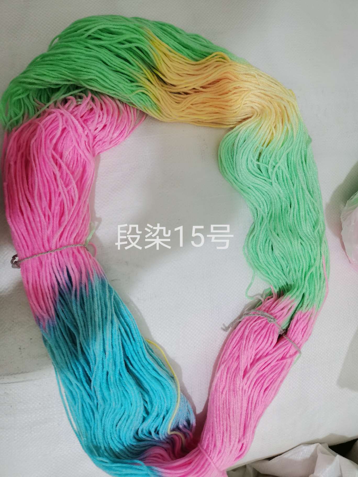 Break the dyed yarn Specification image
