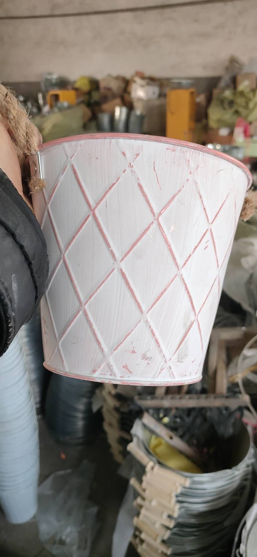 Ironwork embossed decorative items, spray-painted illustration buckets, exquisite home decorations, direct sales from Weiwei Craft Factory Item Picture