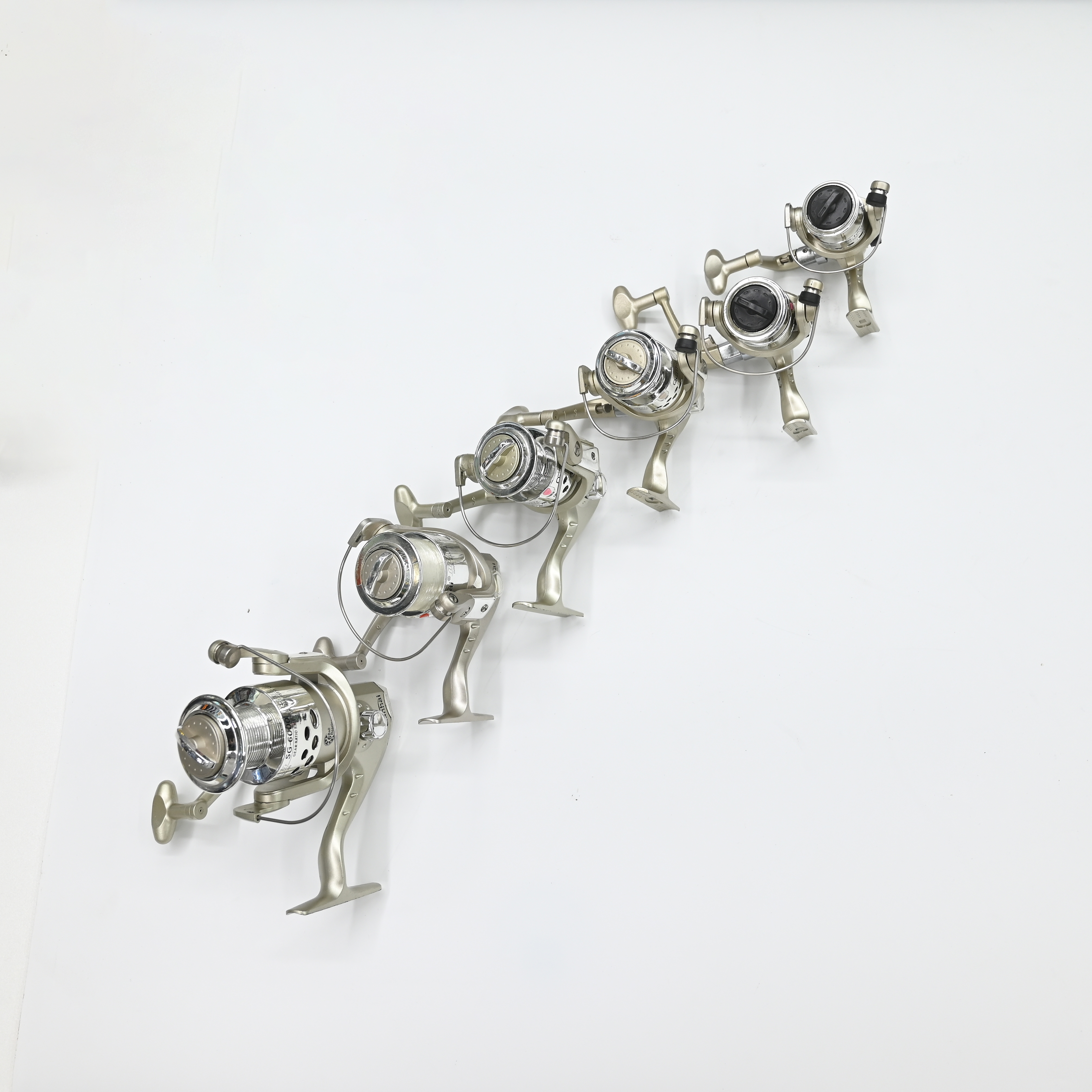 银灰色高端纺车式渔轮