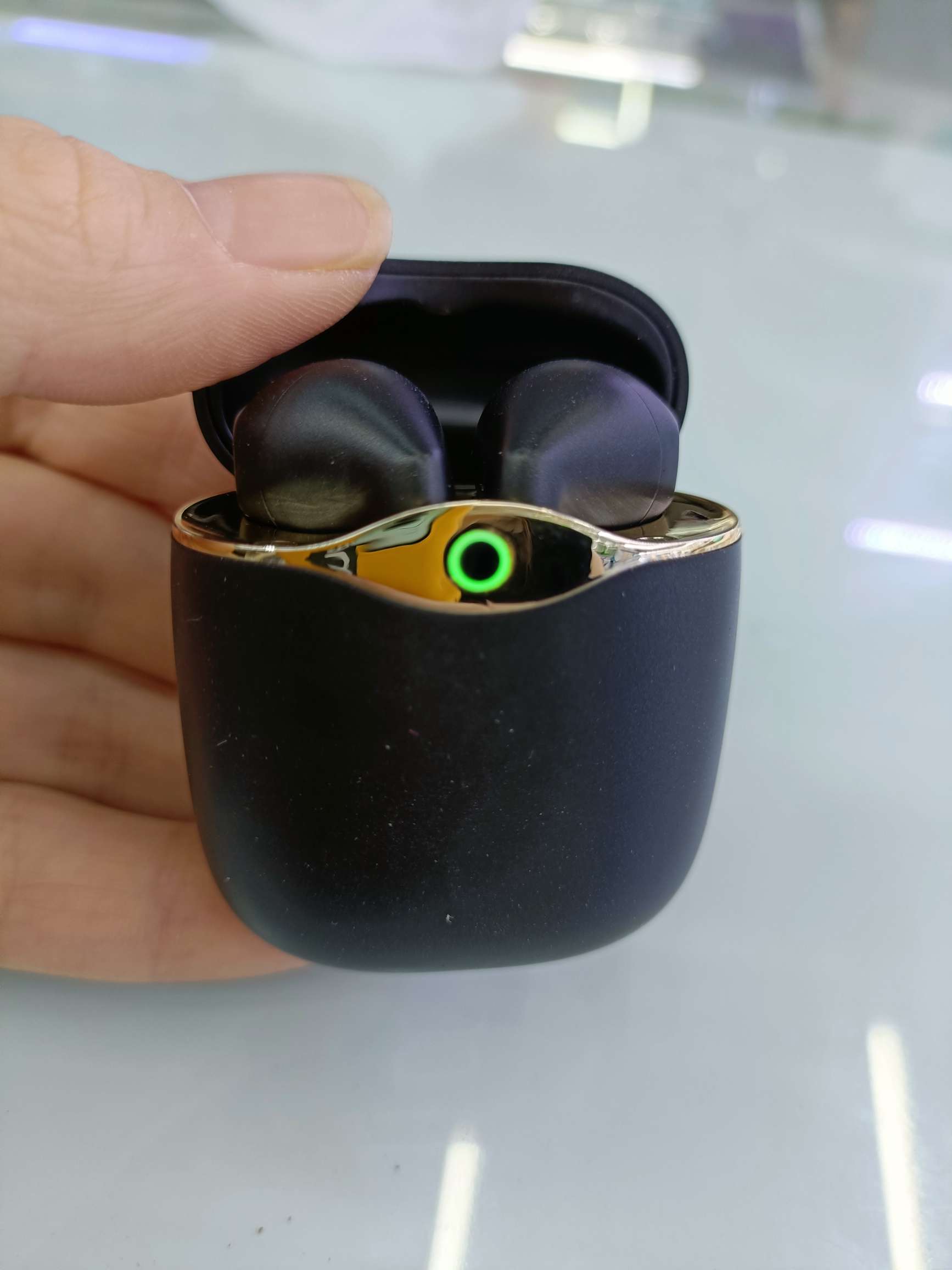 M18 long box vertical pod Bluetooth headset Application Scenario