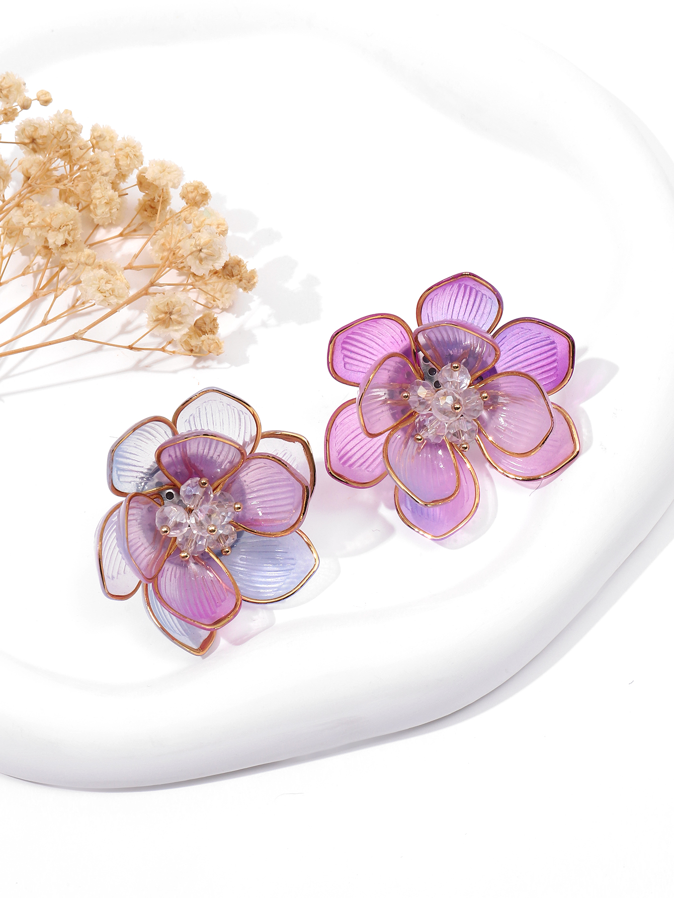 New summer sweet and fresh gradient blue flower earrings, fashionable and elegant light luxury women's stud earrings Application Scenario