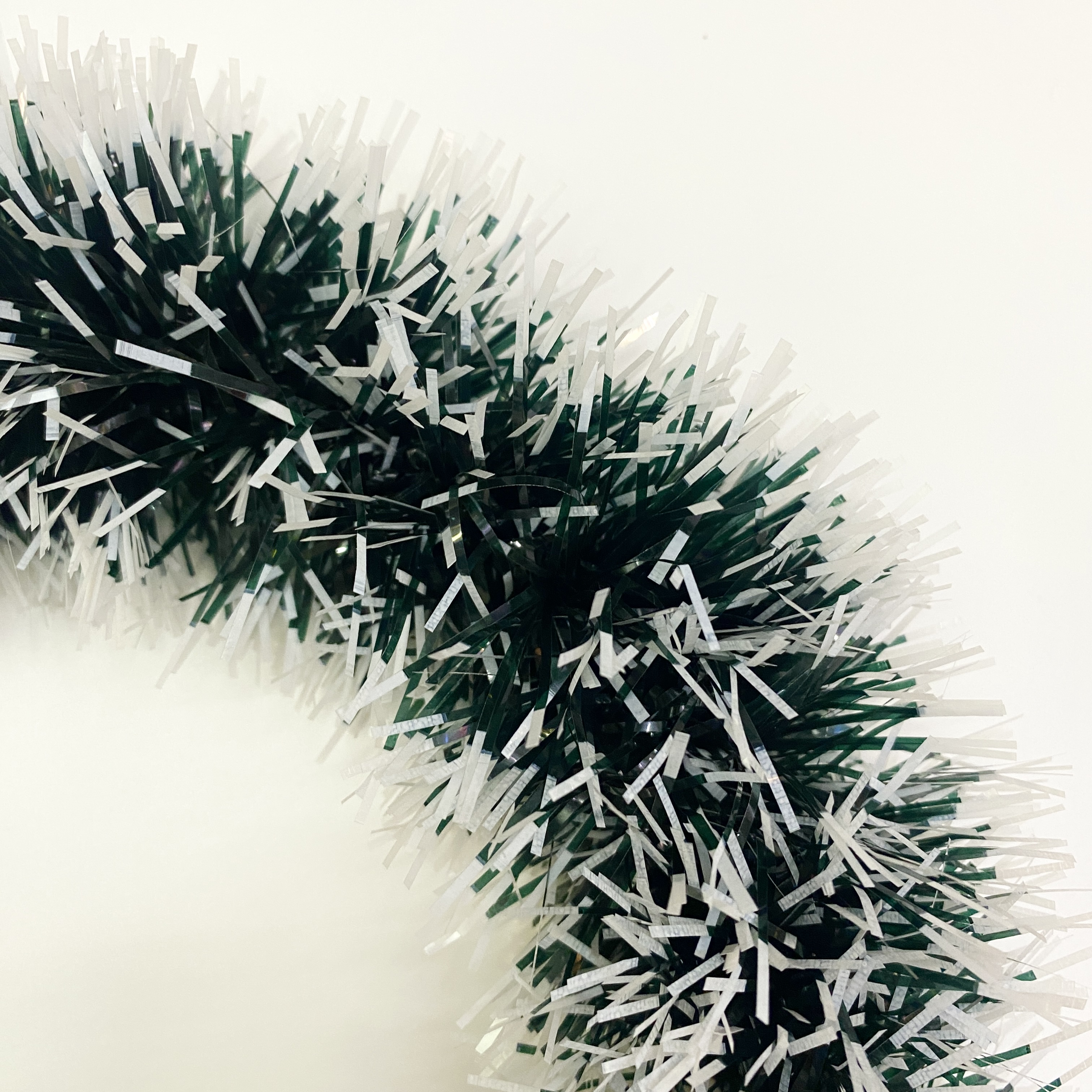A dark green garland with white edges Specification image