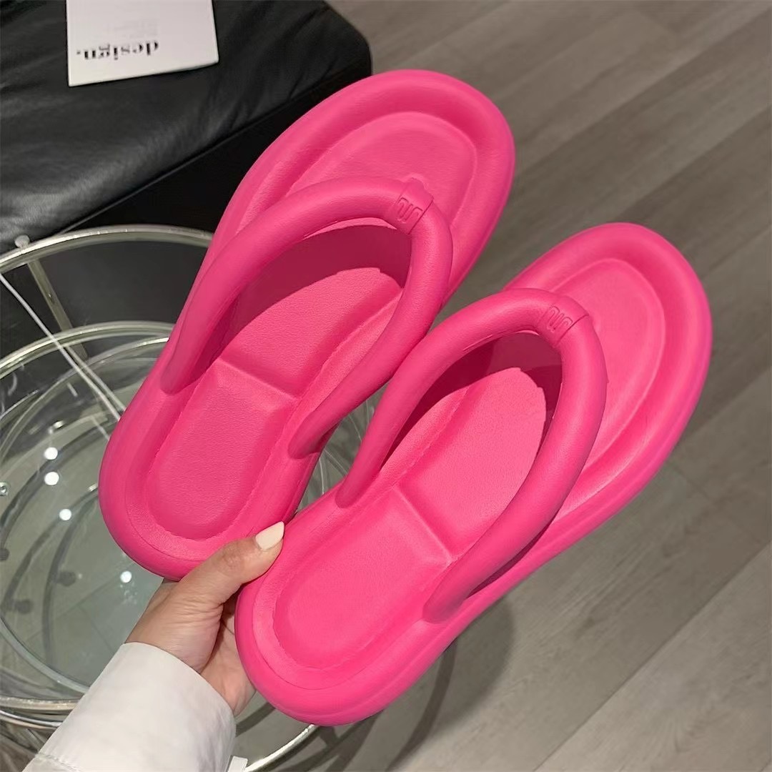 Summer new dopamine-colored flip-flops for women's outerwear, flip-flops and anti-slip beach shoes from foreign trade PVC are in stock at the factory Application Scenario