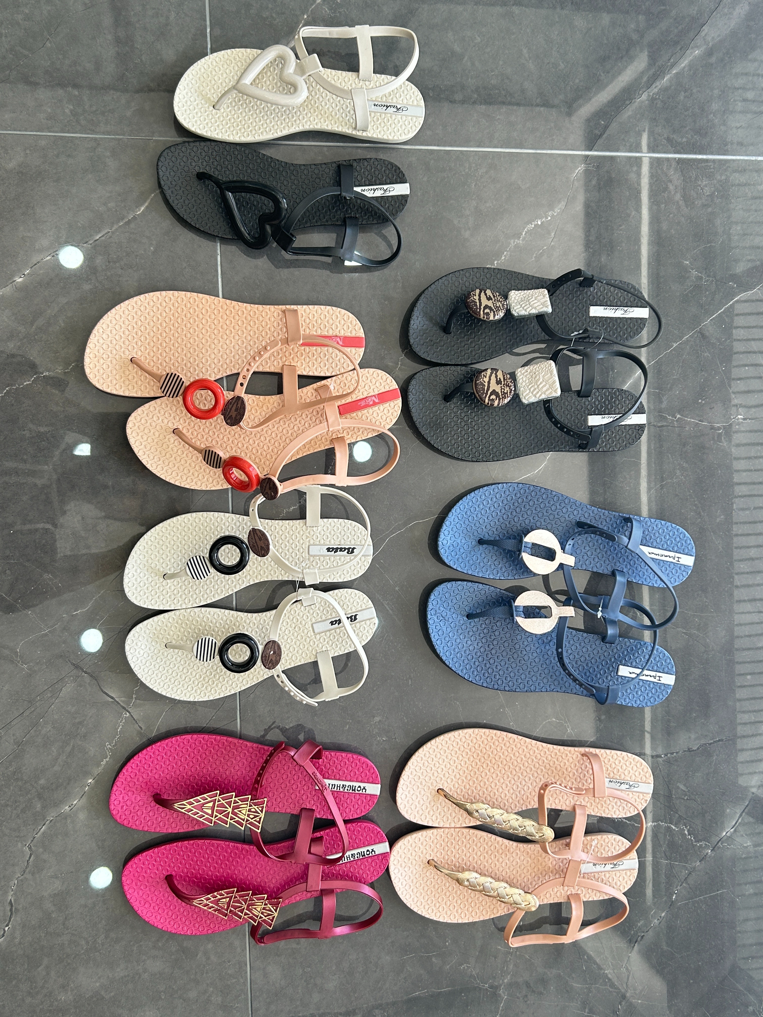 New pvc summer fashion sandals for foreign trade, versatile for outerwear, flat-bottomed flip-flops, hernites, custom-made for women in the factory