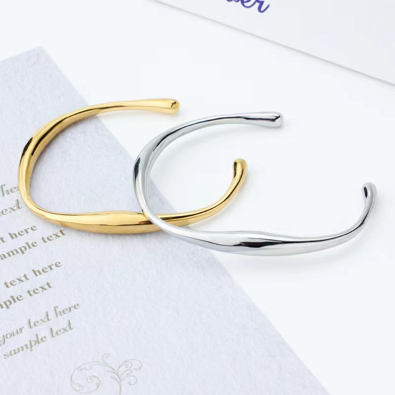 INS Niche women's titanium steel 18K gold stainless steel irregular-shaped open bracelet Application Scenario