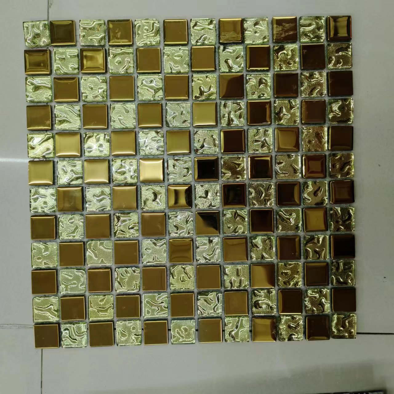 Crystal glass Mosaic tiles, small pieces of TV background wall tiles, wall-mounted water pool, self-adhesive wall-mounted water pool, Mosaic swimming pool, Mosaic details Picture