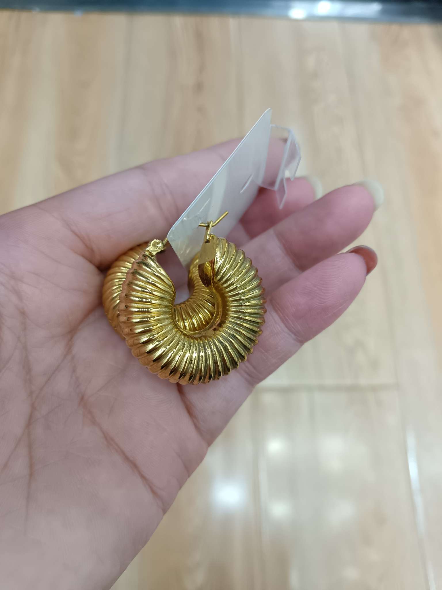 Stainless steel earrings, stainless steel hollow tube ear loops, fashionable basic style, large ear loops, vacuum electroplated earrings Application Scenario