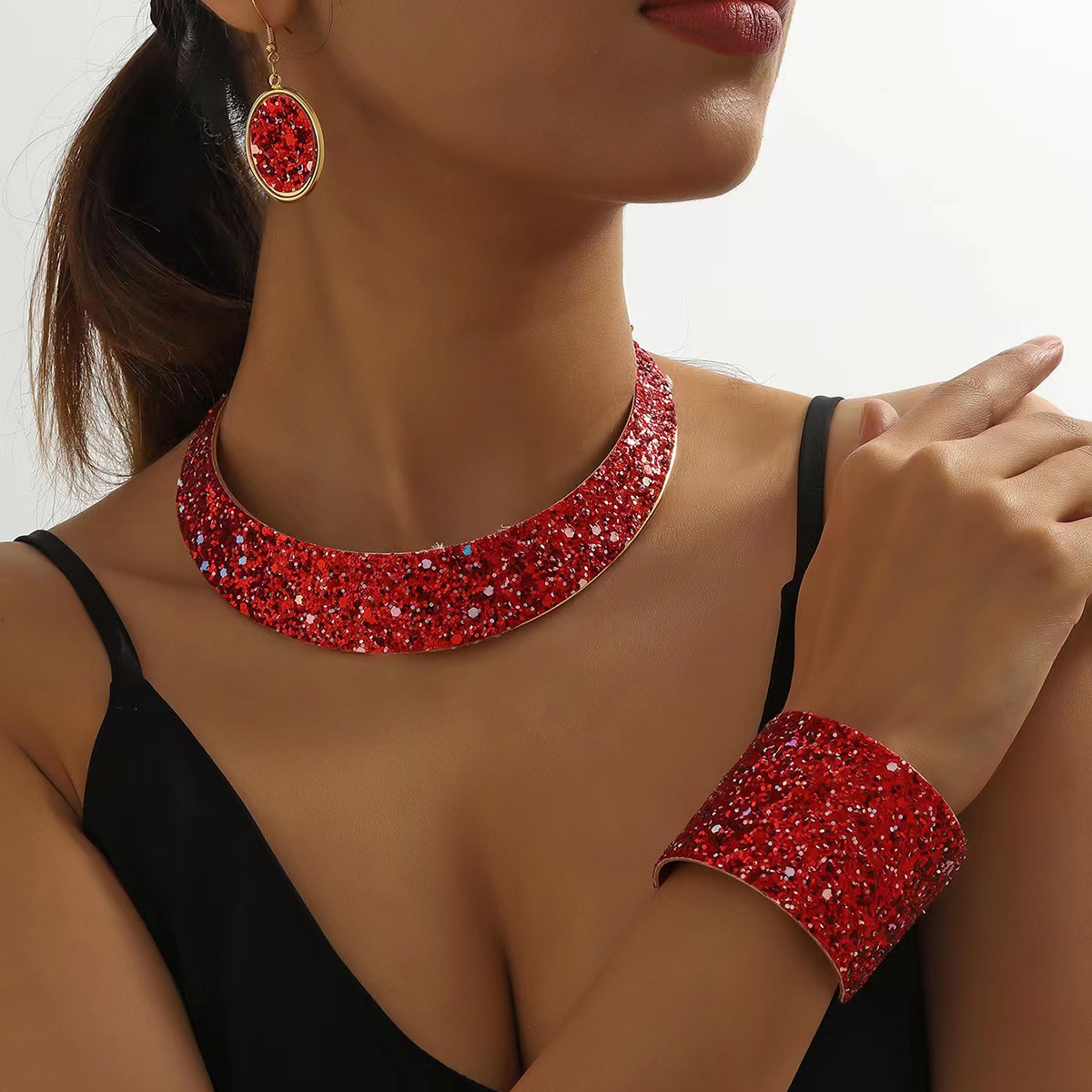 Cross-border Amazon Xiyin Pinduoduo Overseas version Best-selling European and American fashionable and trendy electroplated red women's metal neckband, collar and earrings set details Picture