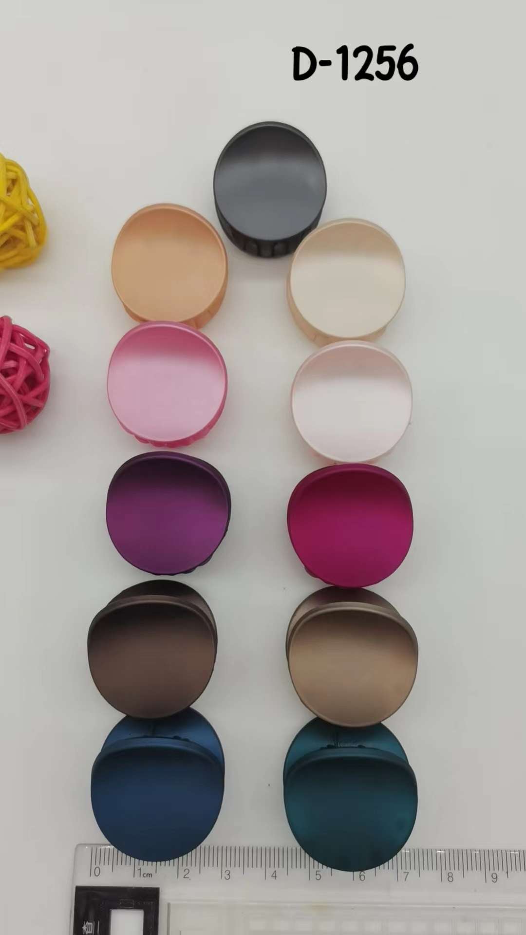 A popular Ins-style hand-painted small claw top clip accessory detail image 9