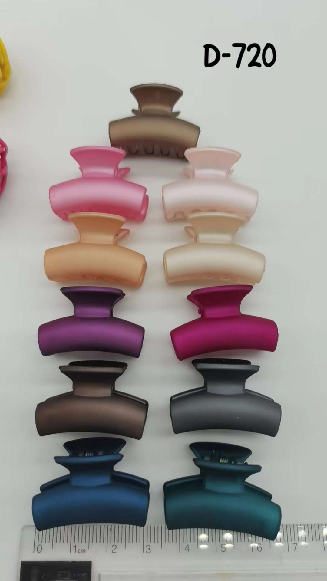 A popular Ins-style hand-painted small claw top clip accessory detail image 15