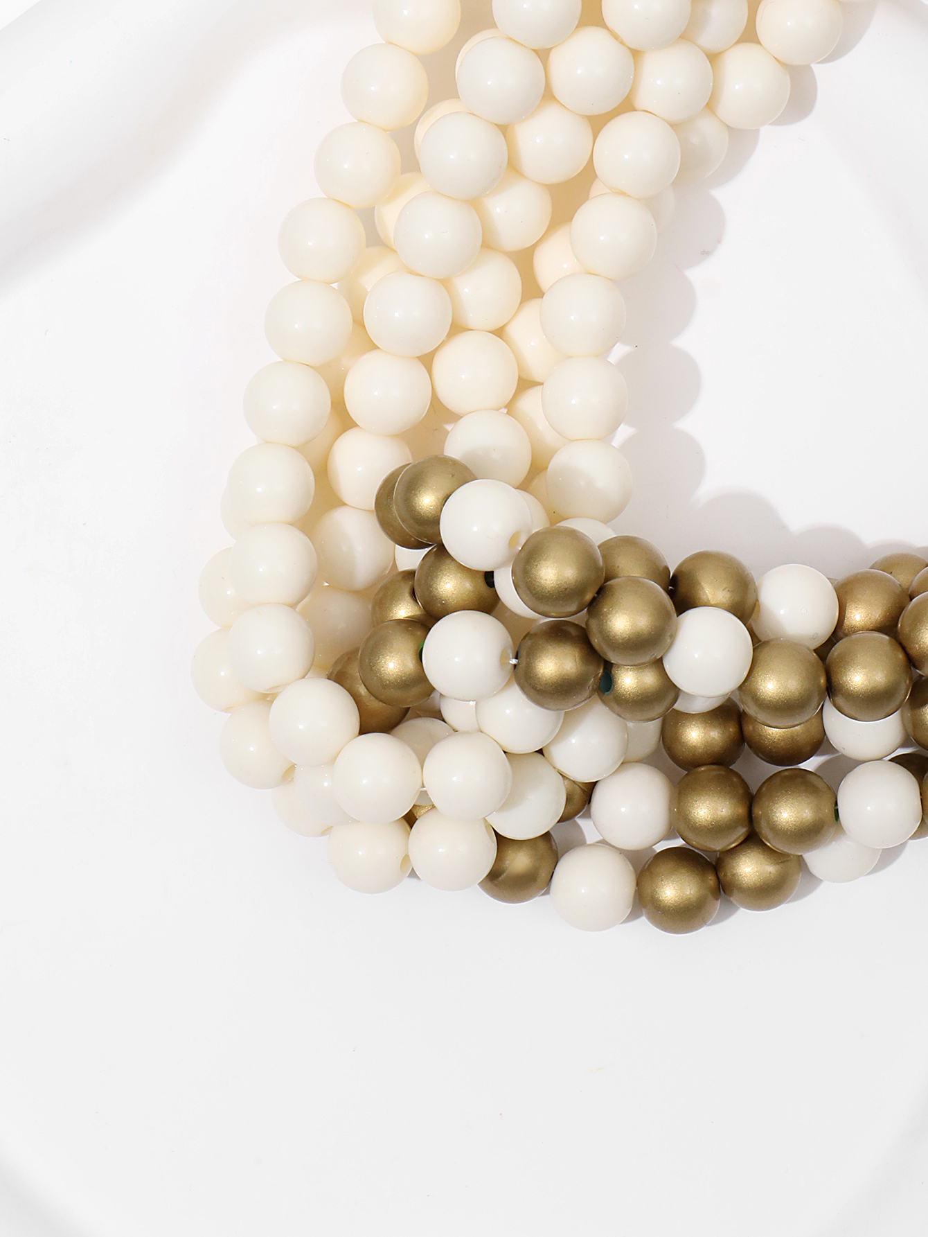 A fashionable, creative, simple and geometric multi-layer acrylic handcrafted beaded European and American retro versatile women's necklace Item Picture