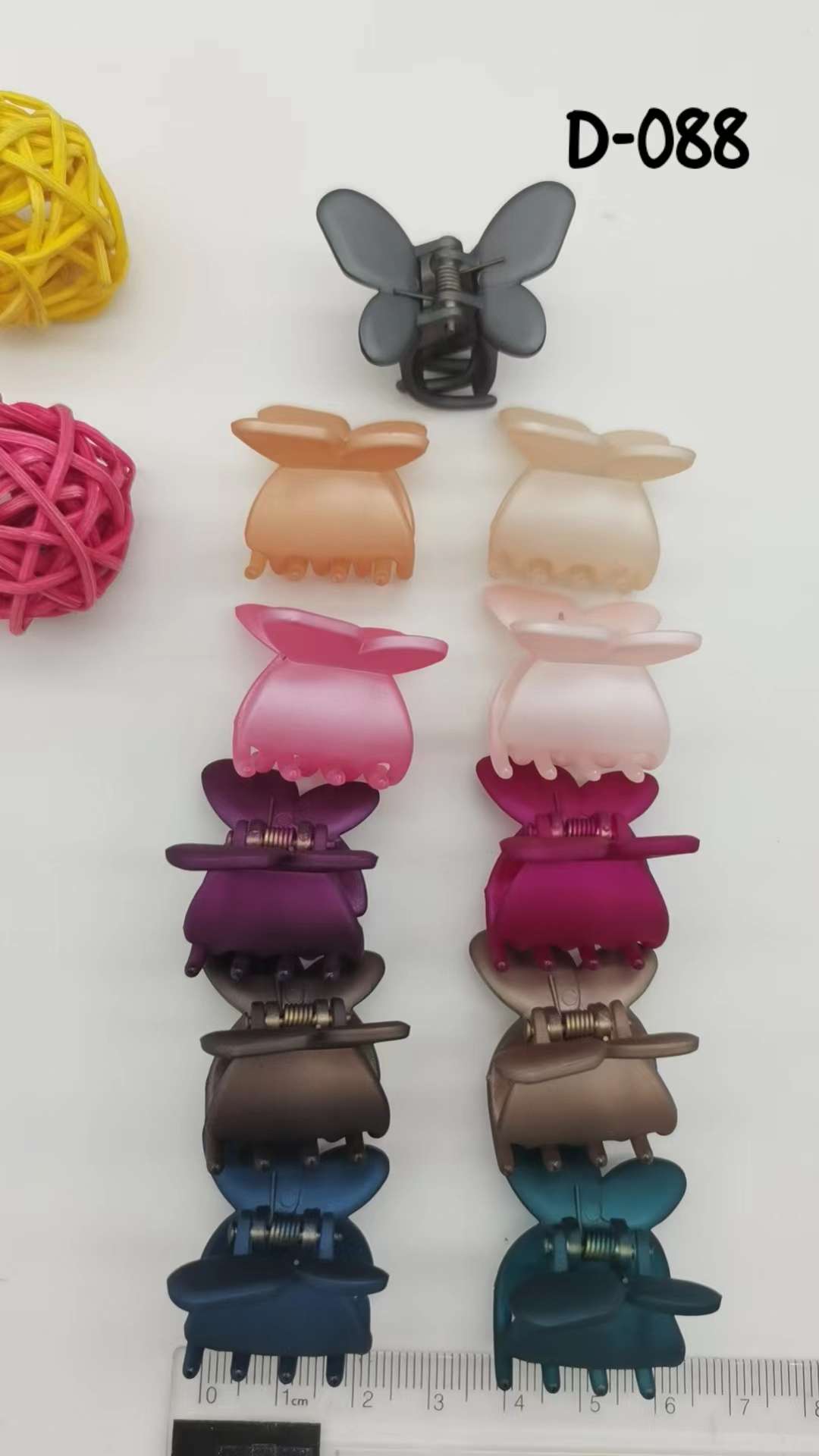 A popular Ins-style hand-painted small claw top clip accessory detail image 7