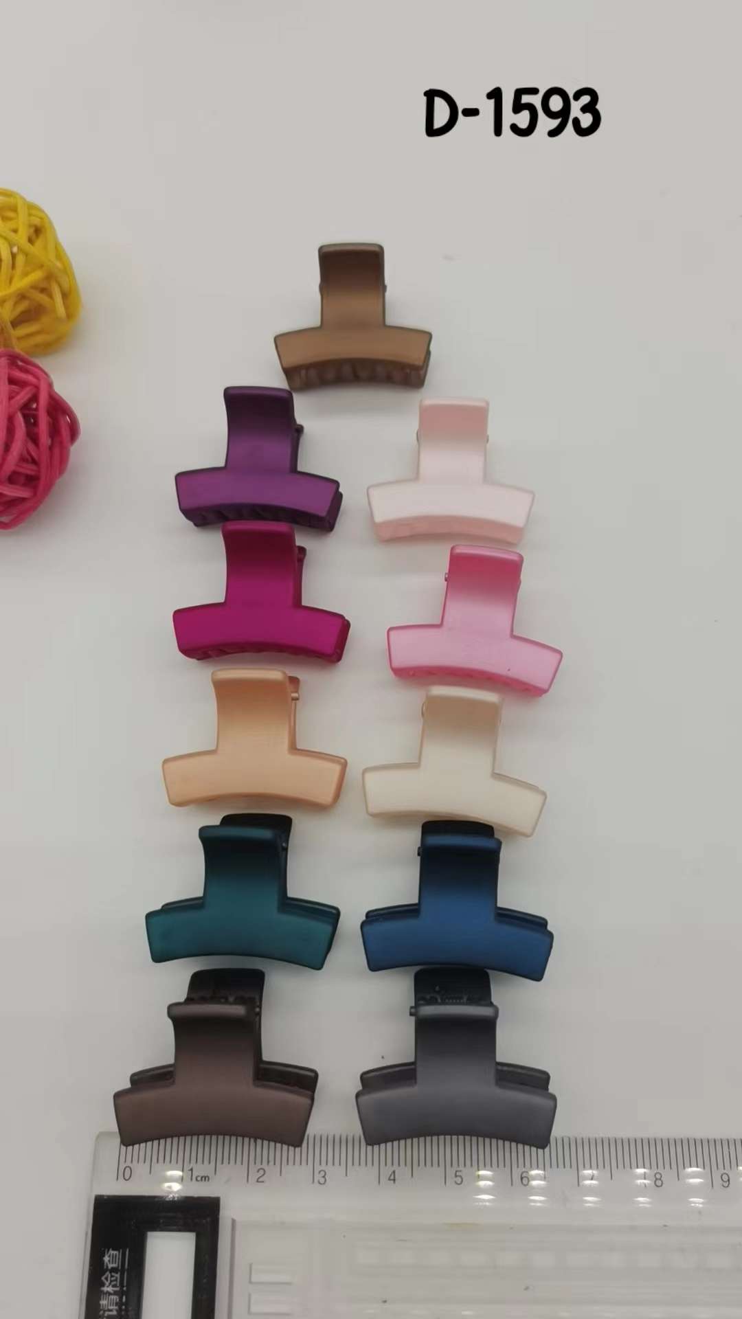 A popular Ins-style hand-painted small claw top clip accessory detail image 17