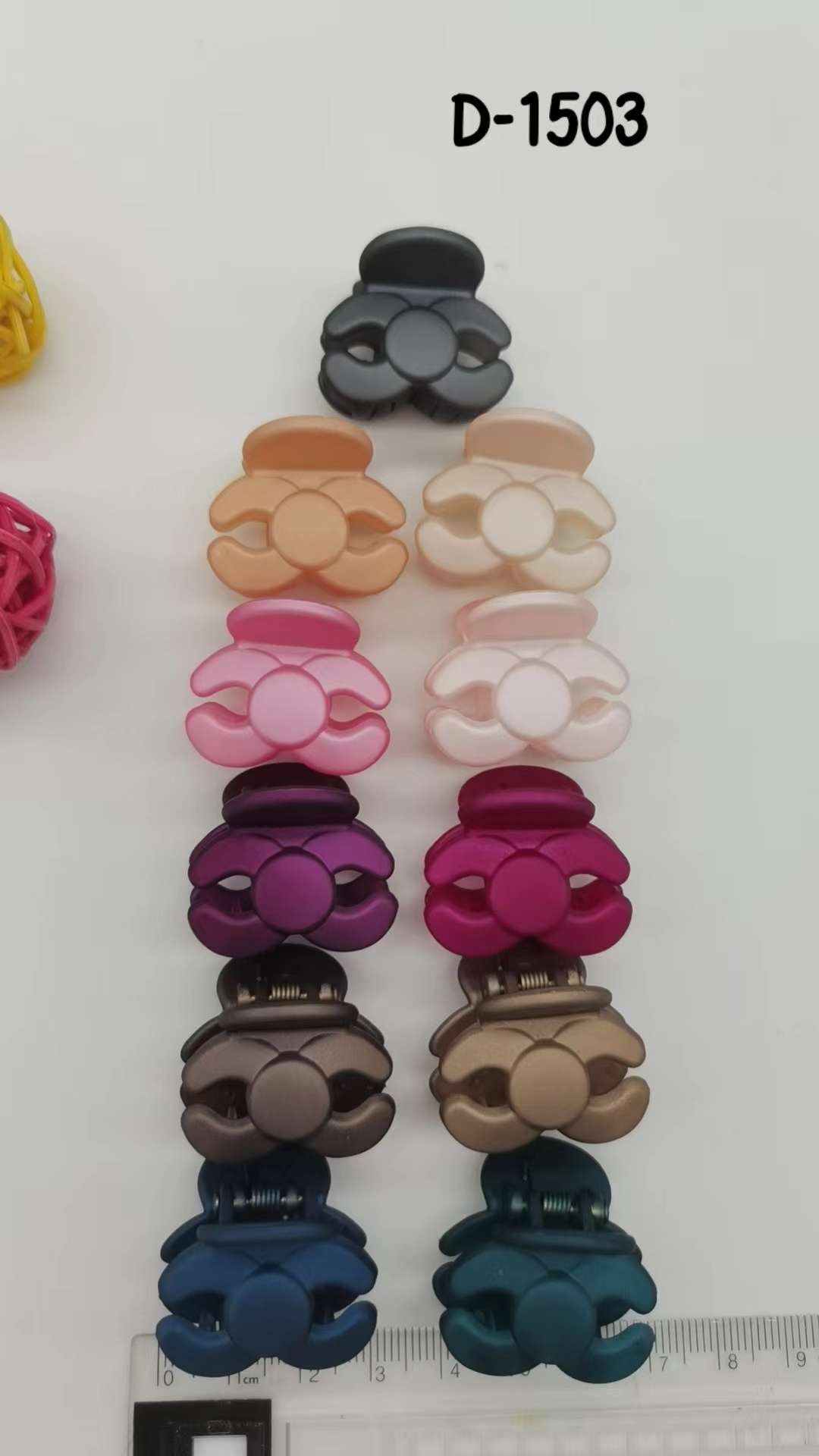 A popular Ins-style hand-painted small claw top clip accessory detail image 12