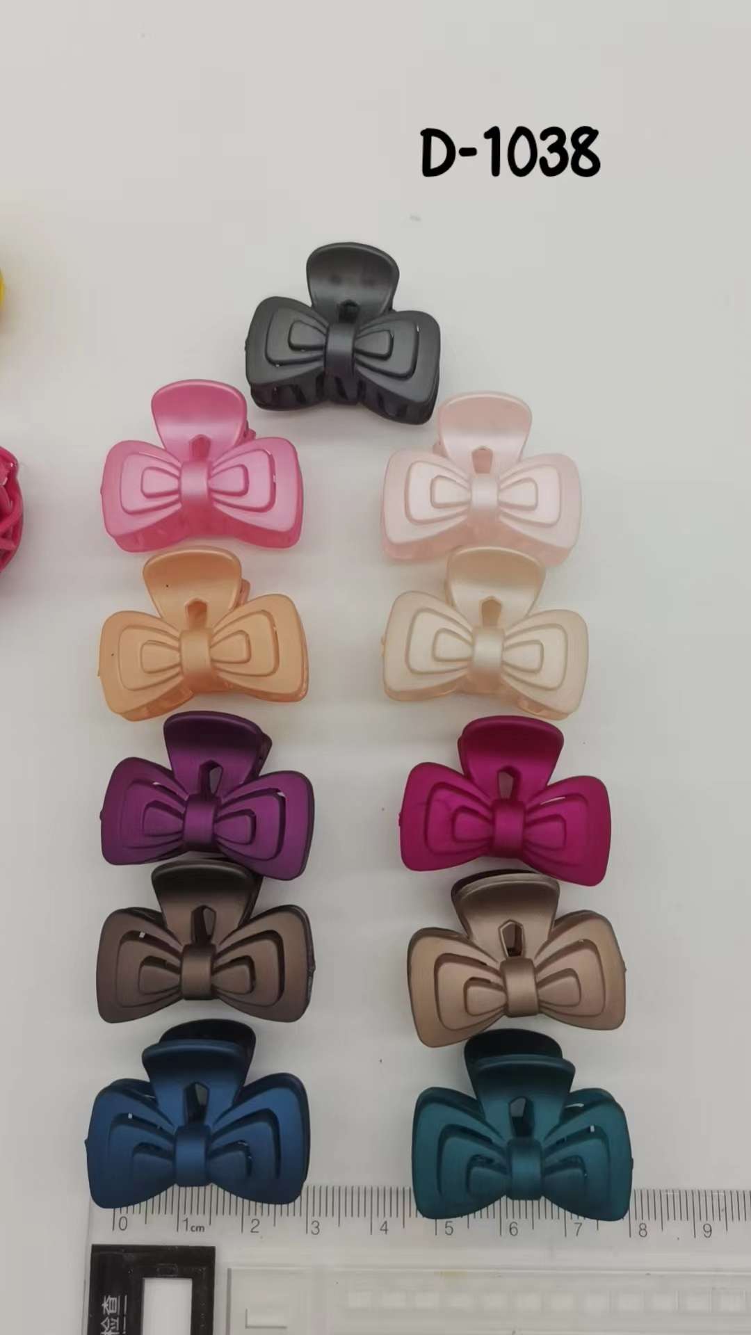 A popular Ins-style hand-painted small claw top clip accessory detail image 4