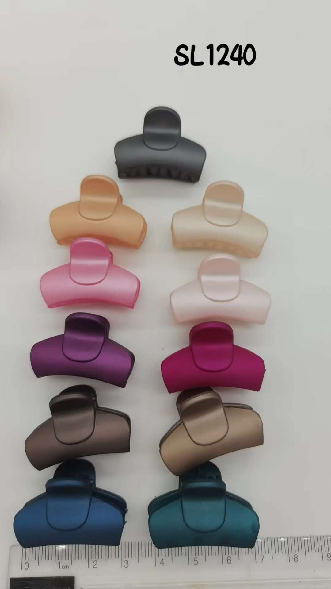 A popular Ins-style hand-painted small claw top clip accessory detail image 10