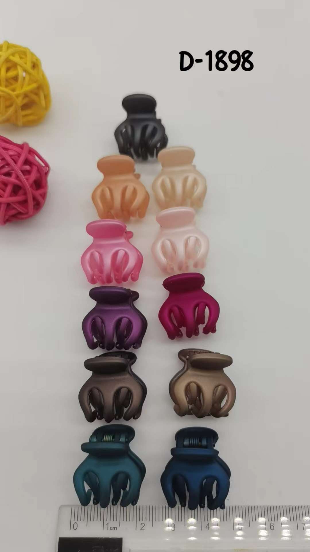 A popular Ins-style hand-painted small claw top clip accessory detail image 14
