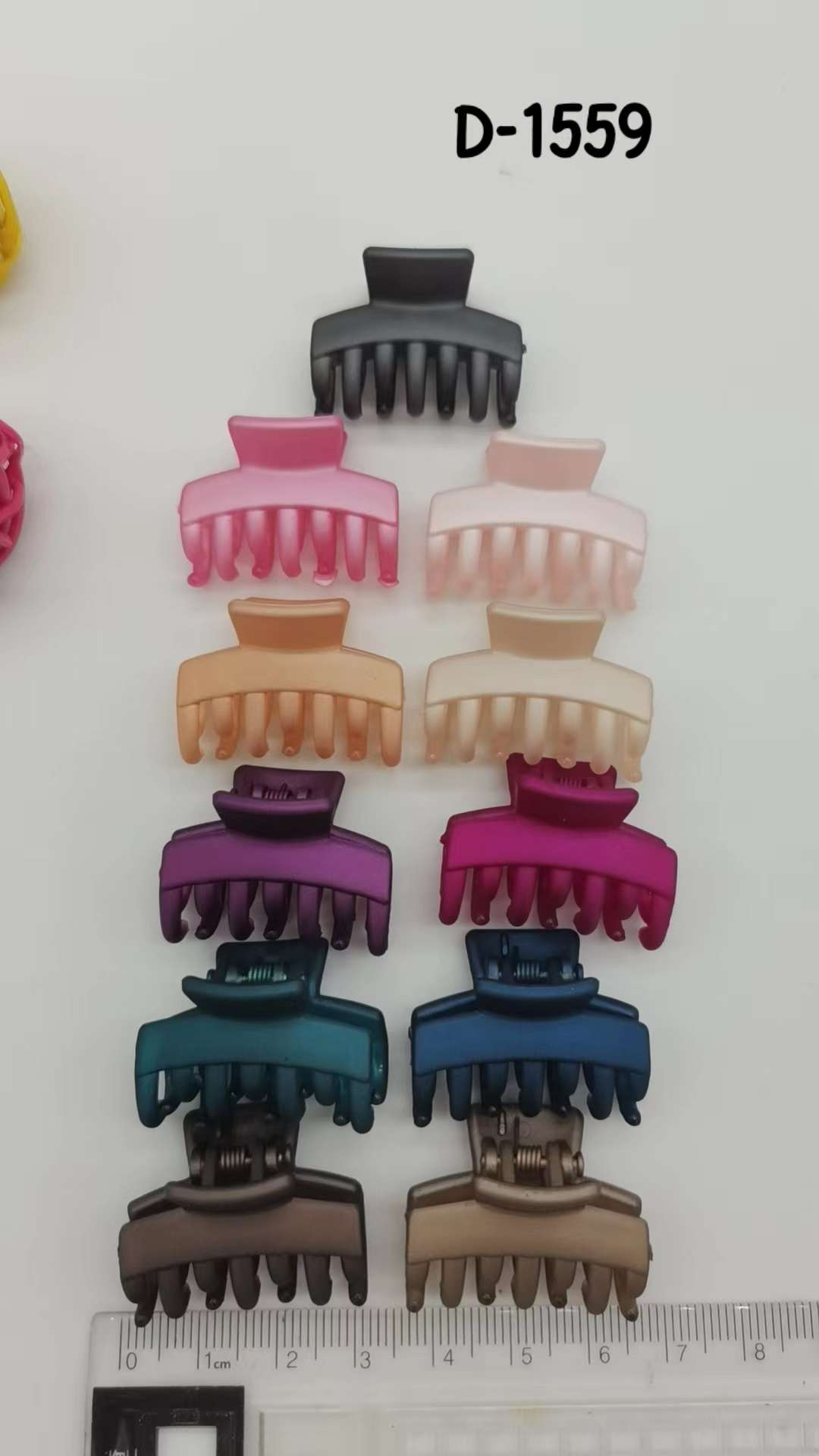 A popular Ins-style hand-painted small claw top clip accessory detail image 13
