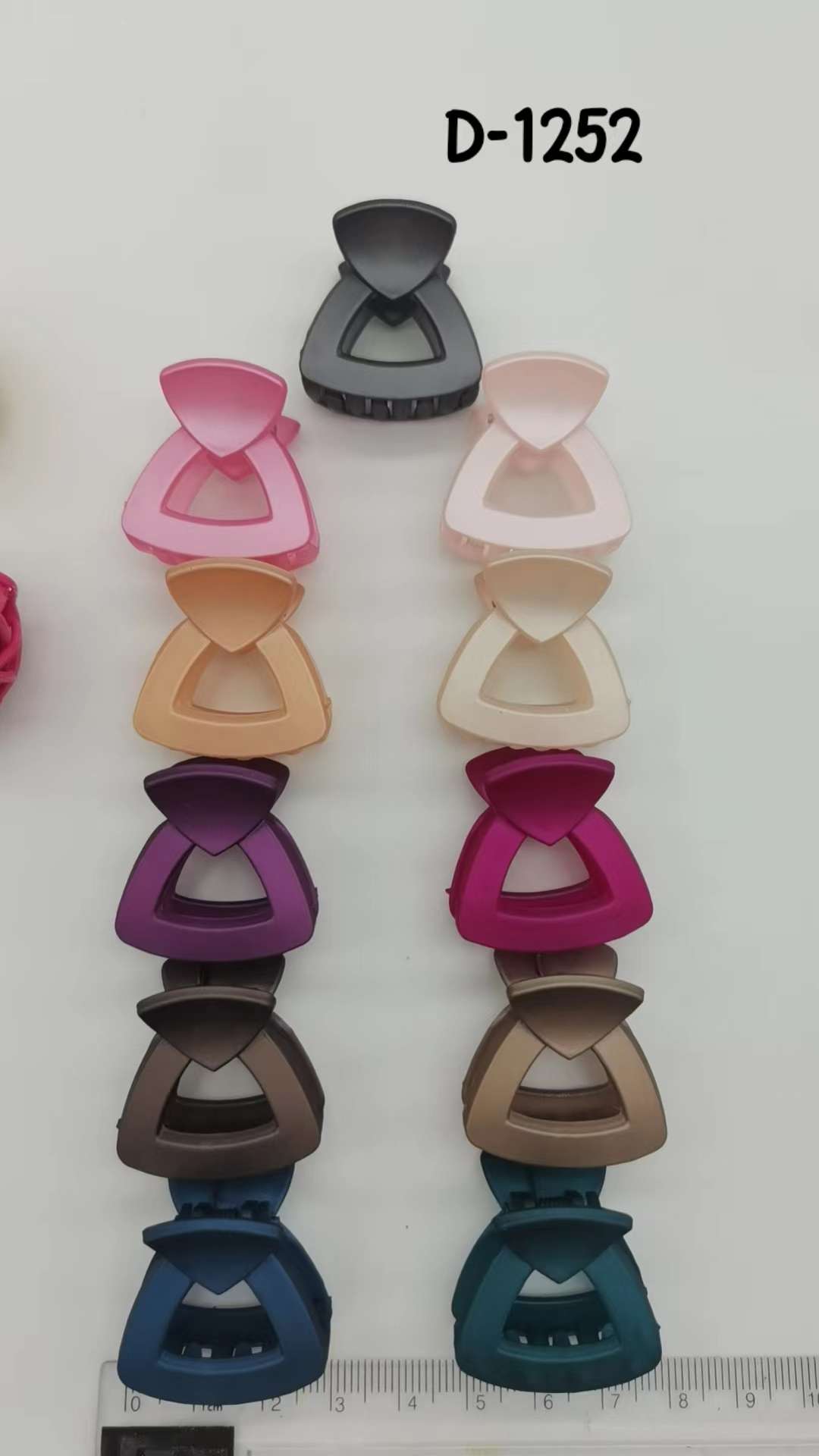 A popular Ins-style hand-painted small claw top clip accessory detail image 2