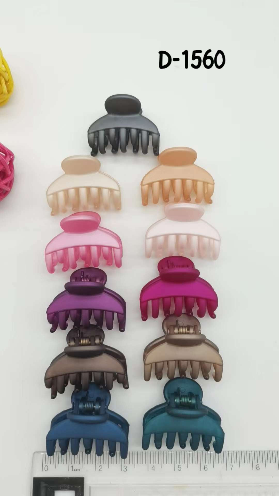 A popular Ins-style hand-painted small claw top clip accessory detail image 11