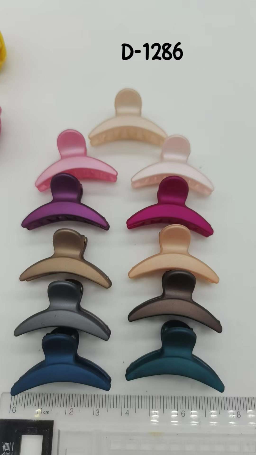 A popular Ins-style hand-painted small claw top clip accessory detail image 16