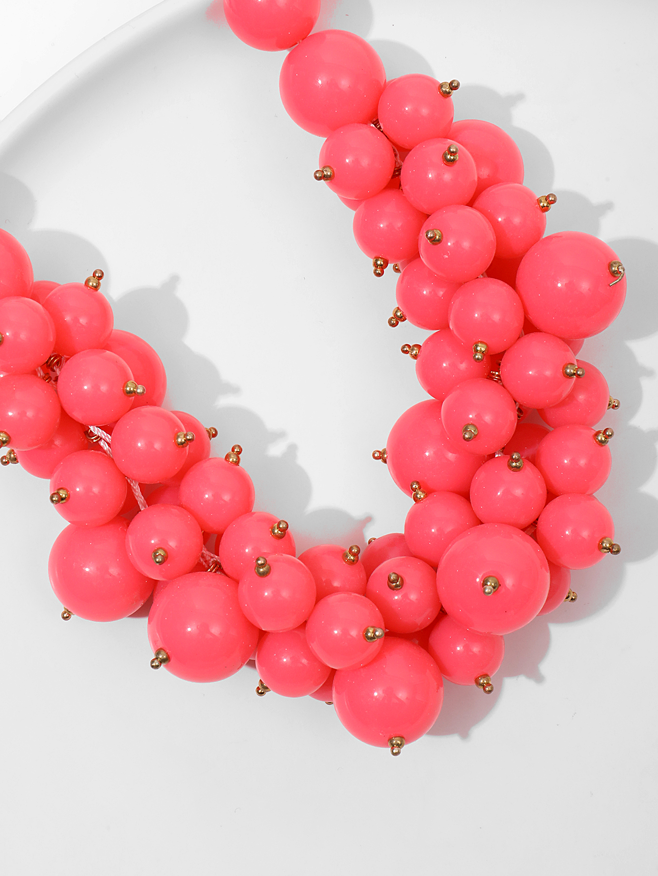 European and American design sense creative alloy resin hollowed-out small ball necklace, women's fashion party retro necklace collarbone chain Specification image