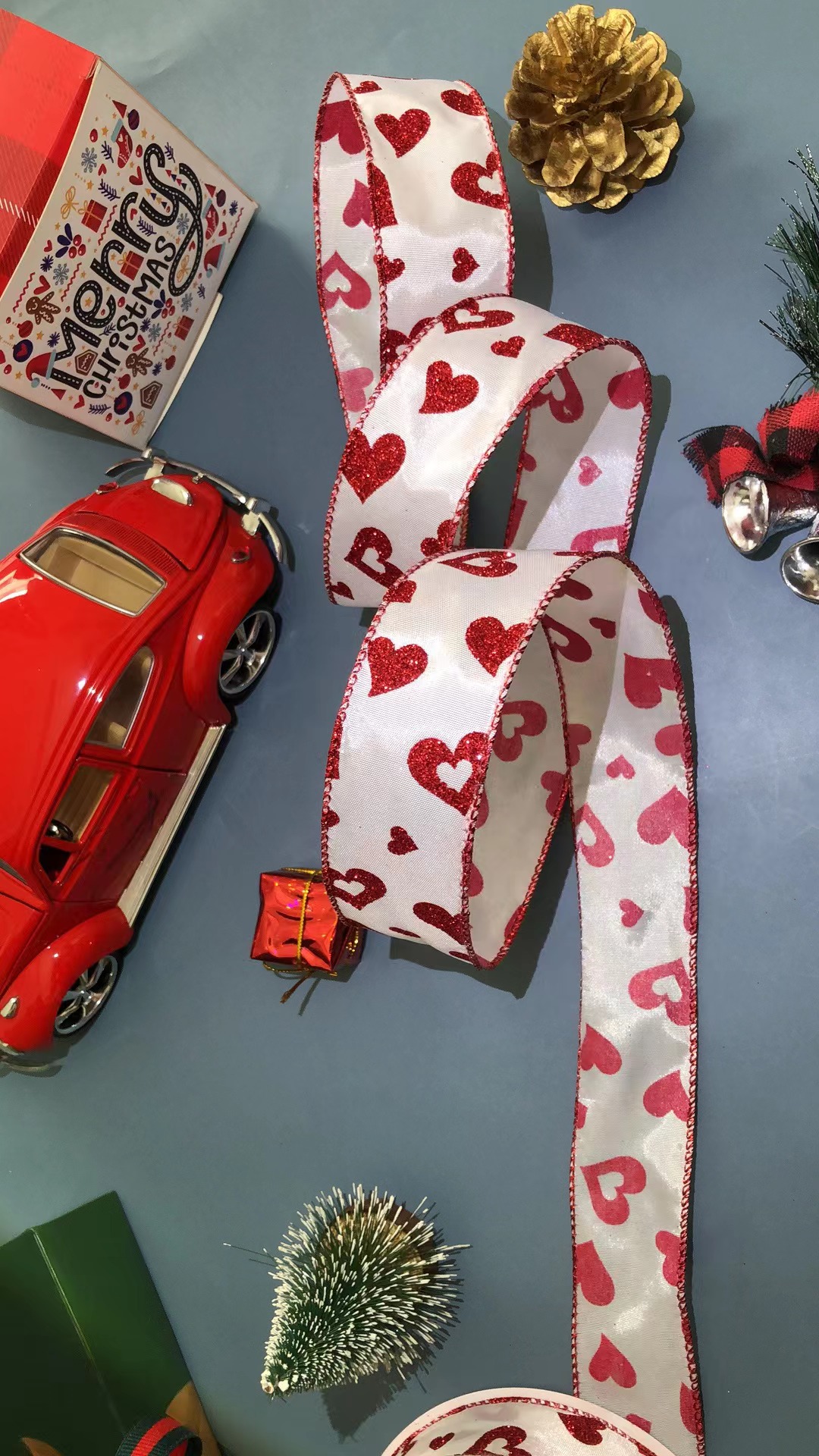 Item No. : 2331 Christmas Gift Packaging Decoration DIY White Heart-shaped Valentine's Day Iron Wire Strip 3.8cm Christmas Daily Necessities Application Scenario