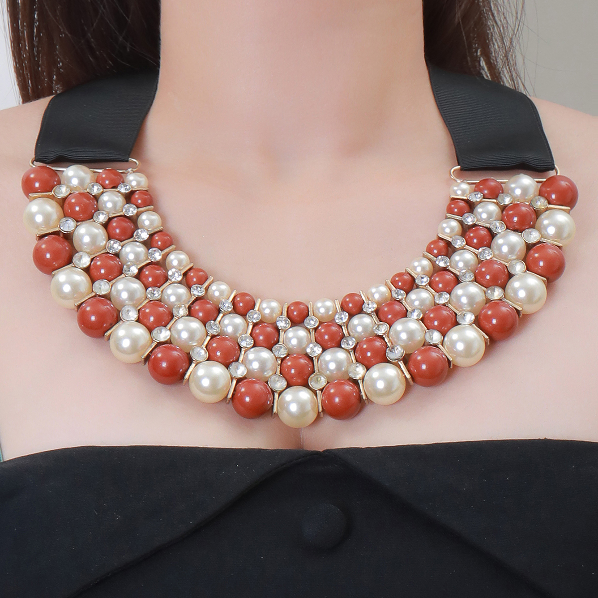 European and American fashion cross-border metal diamond-encrusted hand-woven pearl short necklace, elegant and personalized necklace accessory Application Scenario