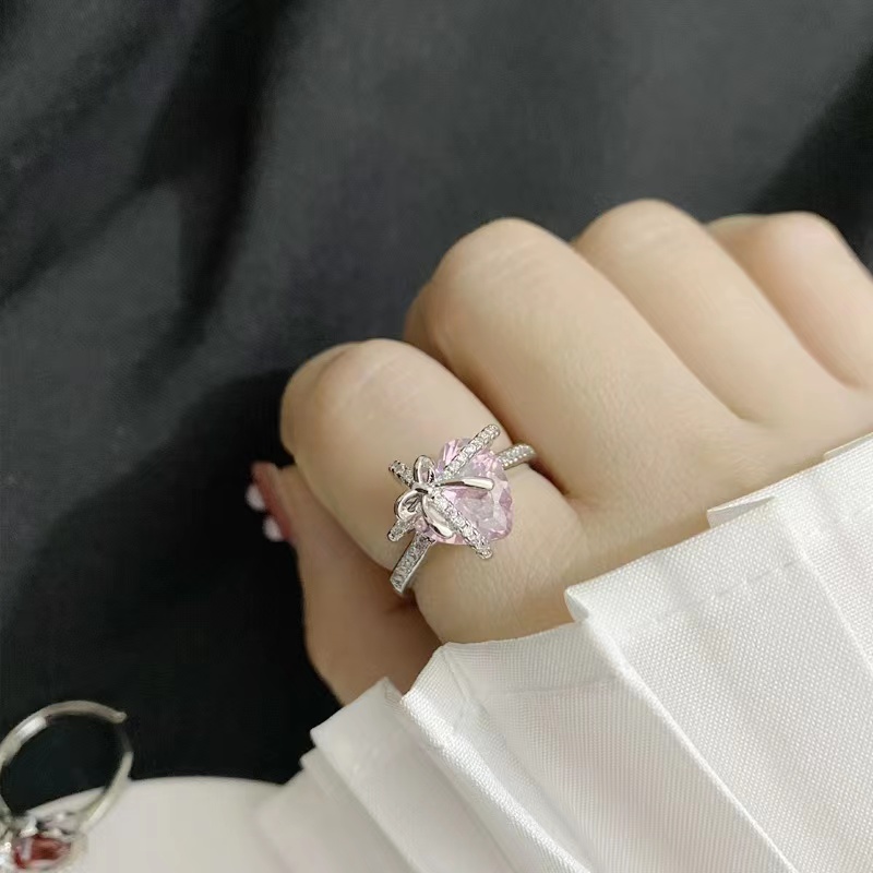 Xin 'ai Lian - 250 Copper-plated True Gold Pink heart-shaped Opening Adjustable Ring Application Scenario