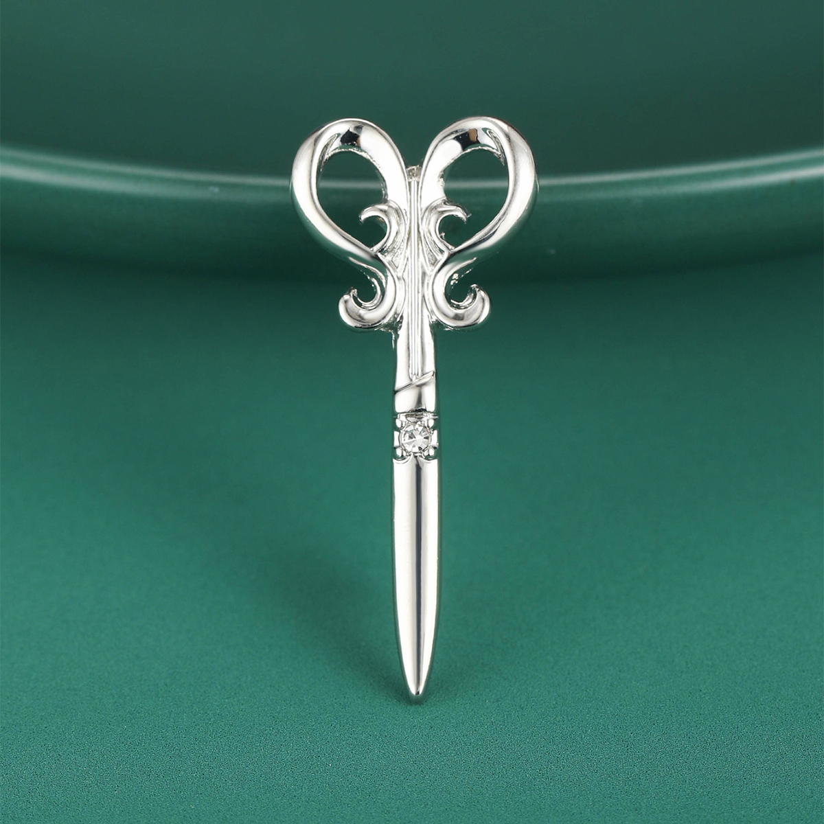 Ziyang Accessories 2023 New Style, European and American cross-border, personalized, creative, cute and super adorable scissors brooch, Japanese style in stock, factory direct sale Specification image