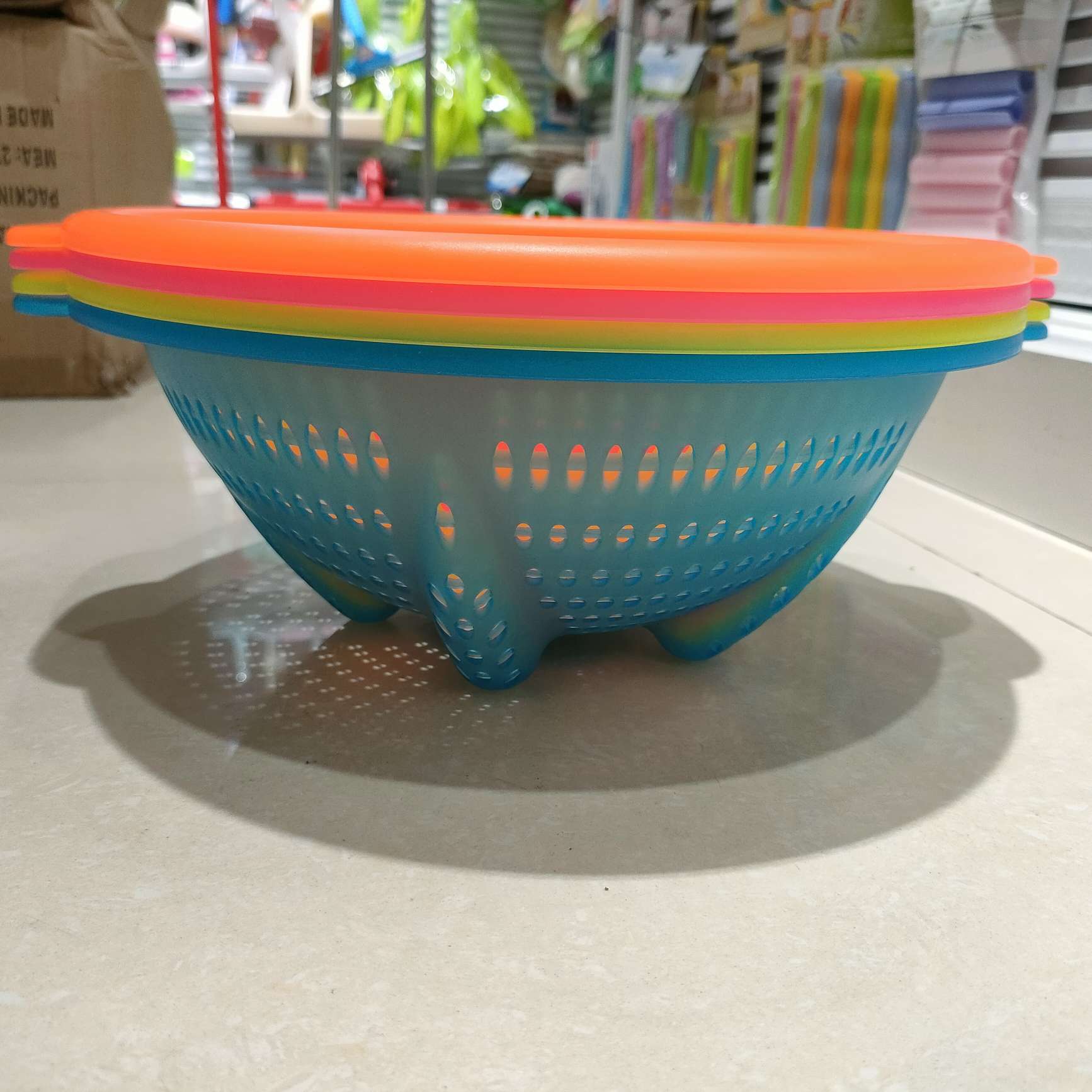 Creative circular plastic rice-washing sieve, thickened household fruit and vegetable storage and draining basket, multi-functional kitchen water-filtering vegetable basket Application Scenario