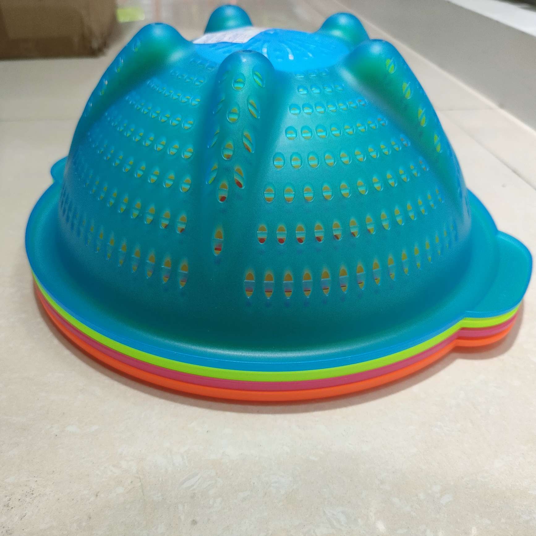 Creative circular plastic rice-washing sieve, thickened household fruit and vegetable storage and draining basket, multi-functional kitchen water-filtering vegetable basket details Picture