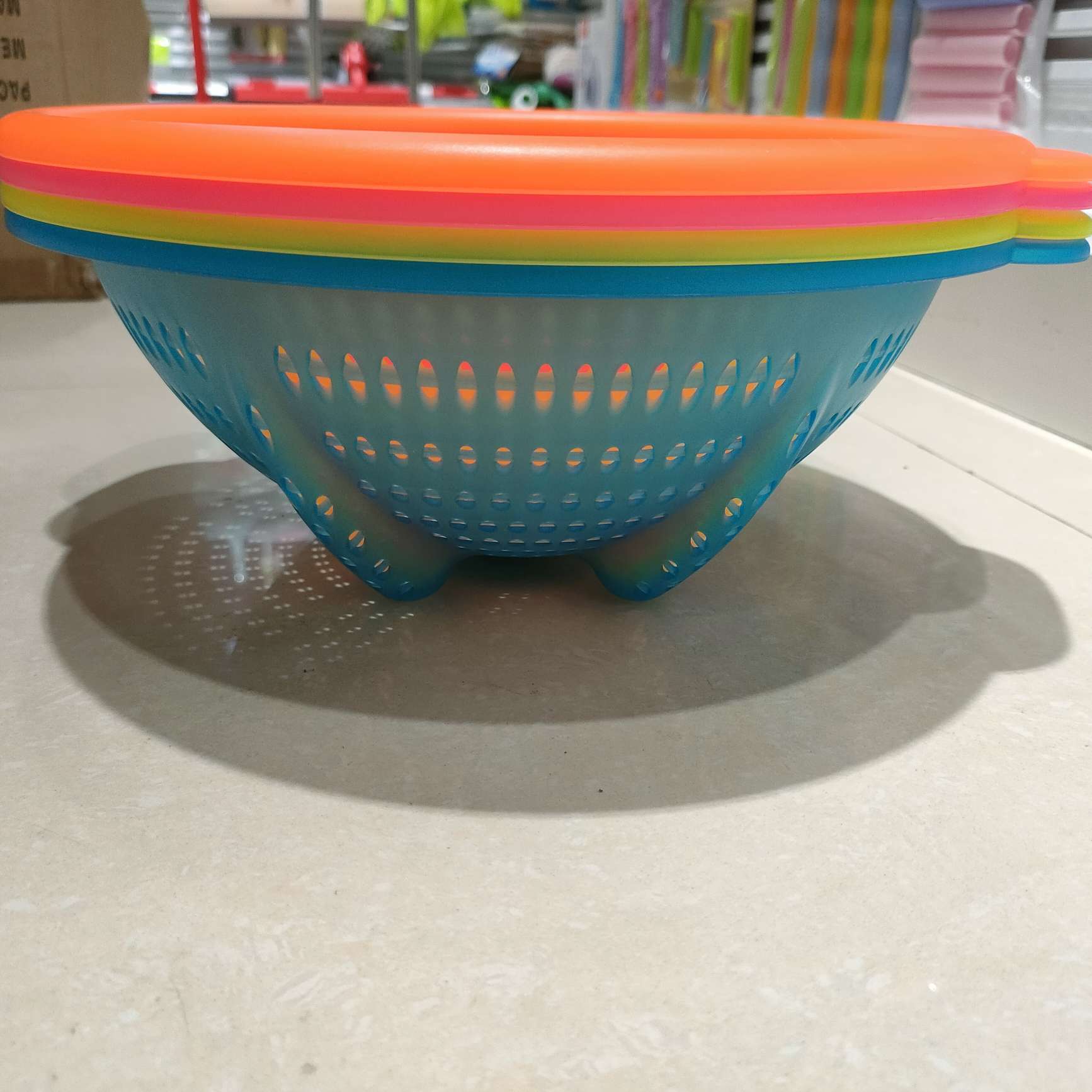 Creative circular plastic rice-washing sieve, thickened household fruit and vegetable storage and draining basket, multi-functional kitchen water-filtering vegetable basket Specification image