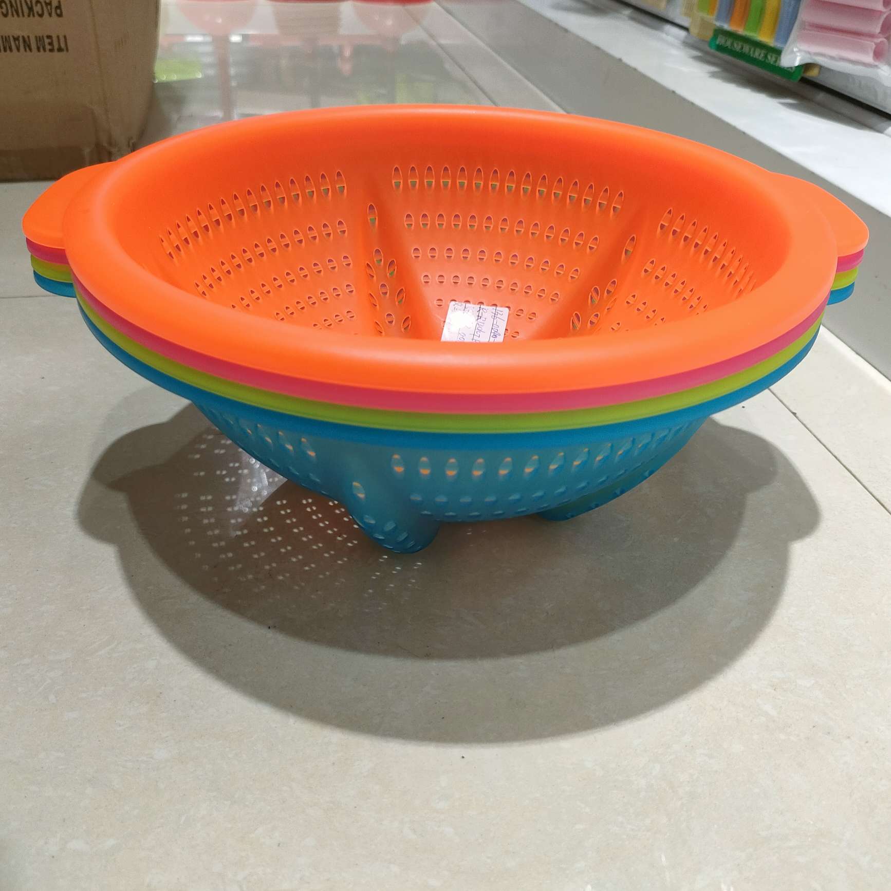 Creative circular plastic rice-washing sieve, thickened household fruit and vegetable storage and draining basket, multi-functional kitchen water-filtering vegetable basket Item Picture
