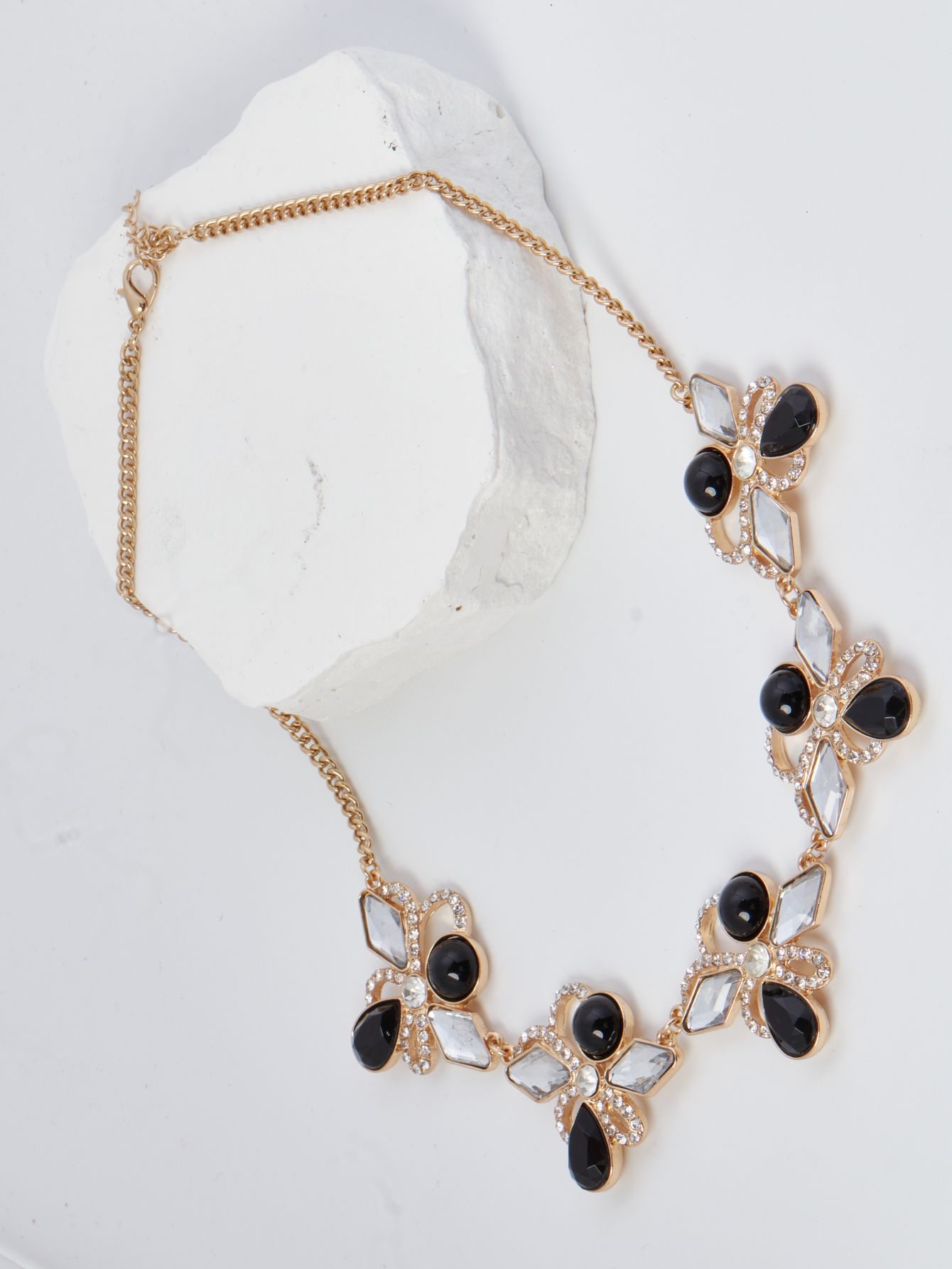 A short necklace with a simple and fashionable collarbone chain featuring a mixed color of Bohemian metal geometric flowers details Picture