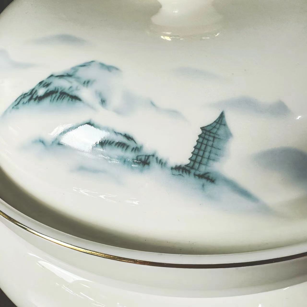 The Lake and Mountain Scenery series is a high-end Chinese-style 10.5" golden-edge ceramic earless shark fin bowl with a stove, featuring sea cucumber, abalone and shark fin dishes. It is specially designed for high-end club banquets Item Picture