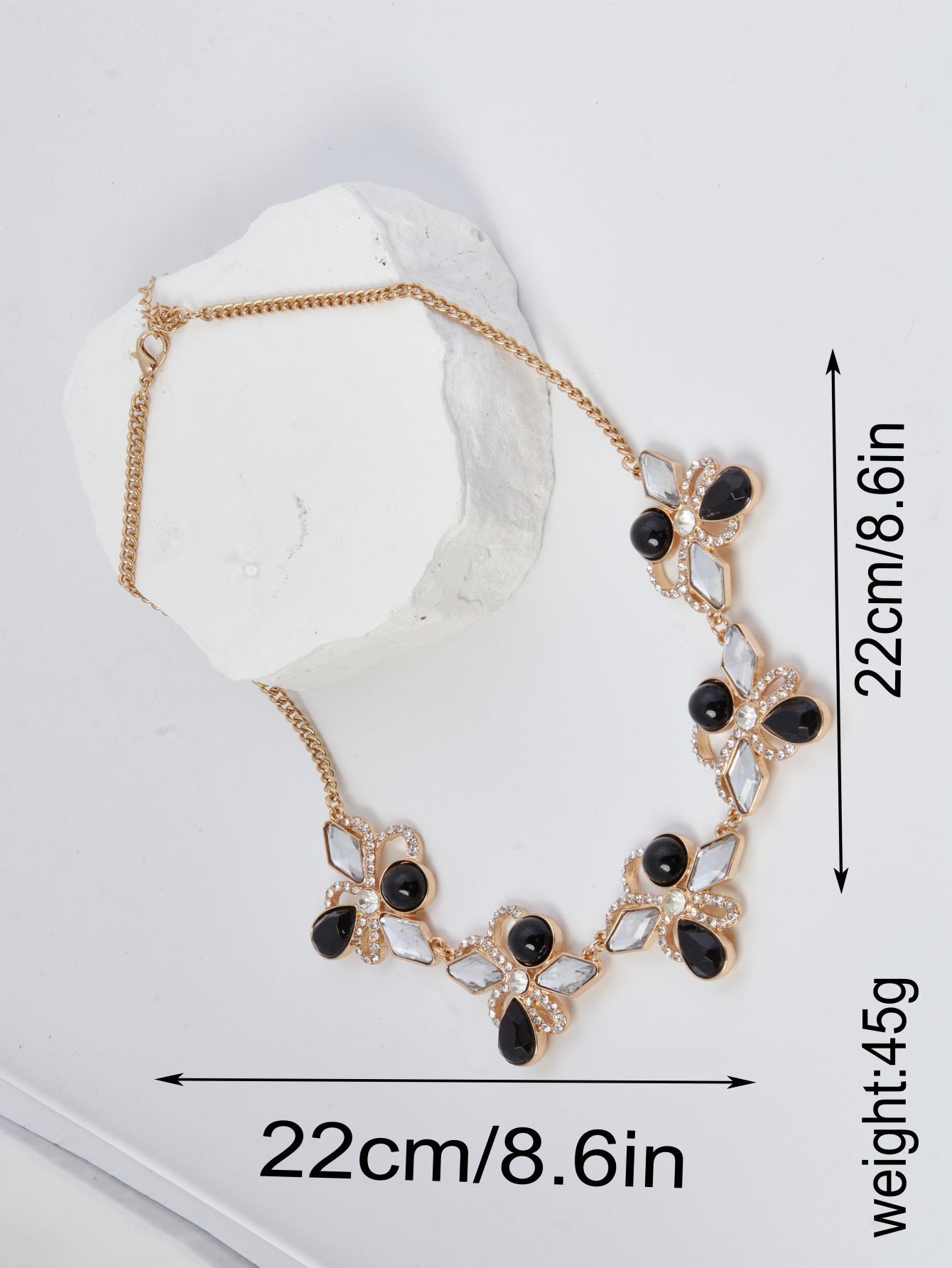 A short necklace with a simple and fashionable collarbone chain featuring a mixed color of Bohemian metal geometric flowers