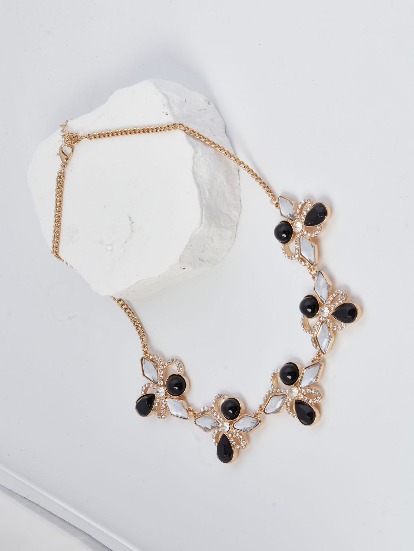 A short necklace with a simple and fashionable collarbone chain featuring a mixed color of Bohemian metal geometric flowers Specification image