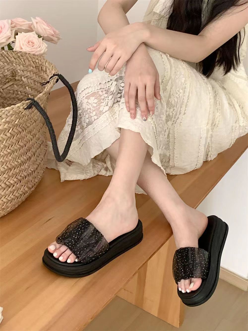 New summer thick-soled flip-flops in a fairy-like style, made of mesh fabric, are now in stock at the factory for anti-slip outerwear Application Scenario
